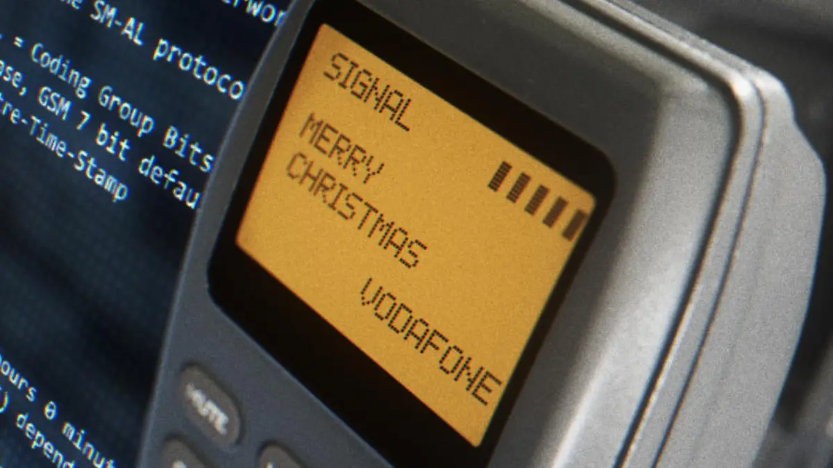 HANDOUT - 20.12.2021, ---: Undatiert: Auf dem Display eines ins Vodafone-Mobilfunknetz eingebuchten Mobiltelefons ist die SMS-Nachricht "Merry Christmas" zu lesen. Es sind 14 Buchstaben am Anfang des Handyzeitalters: «Merry Christmas» (Fröhliche Weihnachten) war am 3. Dezember 1992 auf einem Mobiltelefon eines Vodafone-Mitarbeiters zu lesen. Er hatte die erste SMS der Welt bekommen - das war der Startschuss für eine andere Art der Kommunikation. Was damals Innovation war, ist heute ein Stück Technik-Geschichte. Und die kommt am Dienstag unter den Hammer: Ein Pariser Auktionshaus versteigert die SMS als als ein «Non-Fungible Token» (NFT; deutsch: nicht austauschbare Wertmarke). Wer den Blockchain-Code hat, ist nachweislich der einzige Eigentümer der SMS in der digitalen Welt. (zu dpa «Nach fast 30 Jahren: Die erste SMS der Welt wird als Code versteigert») Foto: Vodafone/dpa - ACHTUNG: Nur zur redaktionellen Verwendung im Zusammenhang mit der aktuellen Berichterstattung und nur mit vollständiger Nennung des vorstehenden Credits +++ dpa-Bildfunk +++
