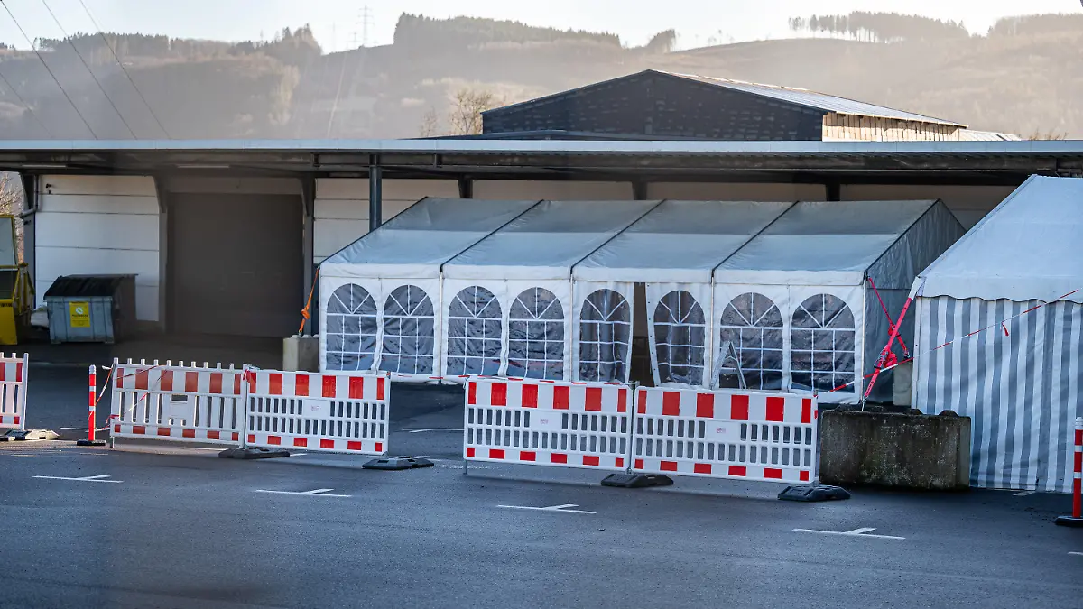 20.12.2021, Nordrhein-Westfalen, Attendorn: Das Impfzentrum des Kreis Olpe in Attendorn. Dort wurde mehreren Kindern der Impfstoff von Moderna statt Biontech verabreicht. Die Eltern der betroffenen Kinder erstatteten Strafanzeige bei der Polizei. Das Impfzentrum ist Montags regulär geschlossen. Foto: Markus Klümper/dpa +++ dpa-Bildfunk +++
