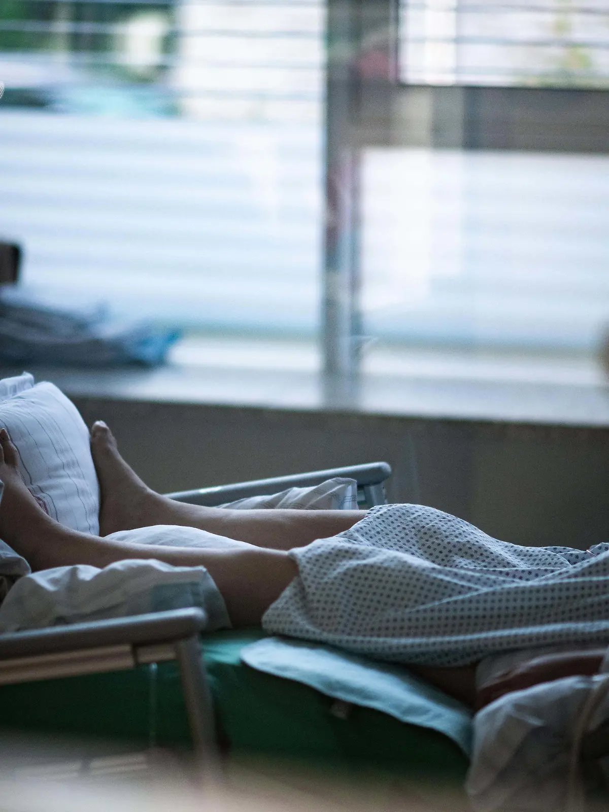 ARCHIV - 23.09.2021, -: Ein Patient liegt in einem Zimmer auf einer Corona-Intensivstation. (zu dpa "«Triage wäre eine Bankrotterklärung» - Wie Kliniken Covid-19 managen") Foto: Fabian Strauch/dpa +++ dpa-Bildfunk +++