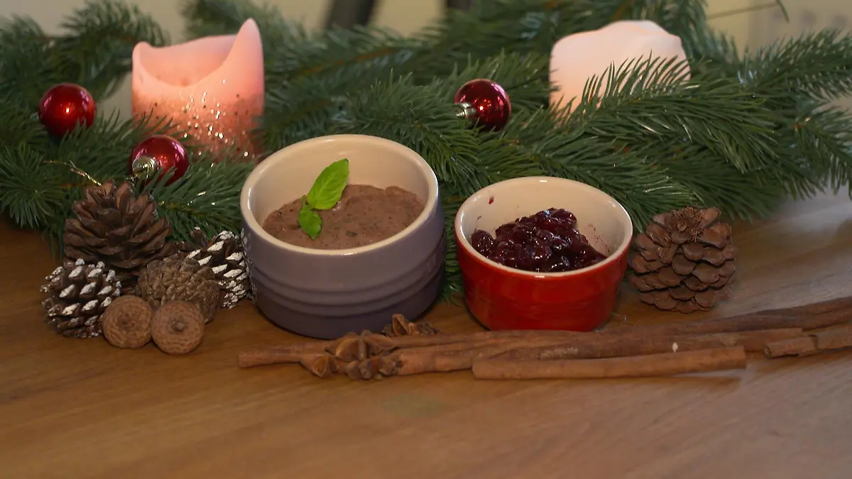 Dessert: Weihnachtliches Schokoladenmousse mit Glühweinkirschen (vegan)