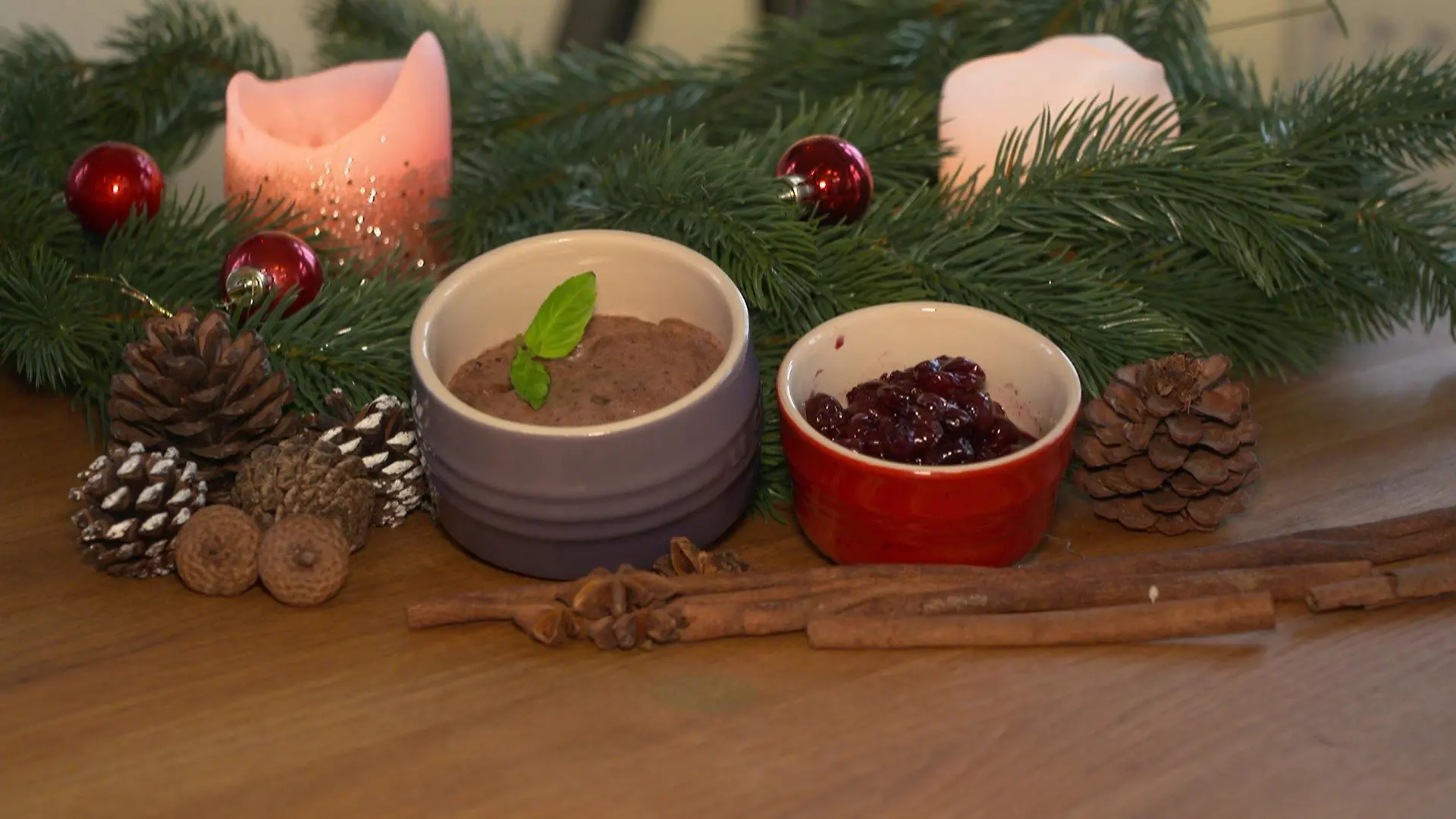 Dessert: Weihnachtliches Schokoladenmousse mit Glühweinkirschen (vegan)