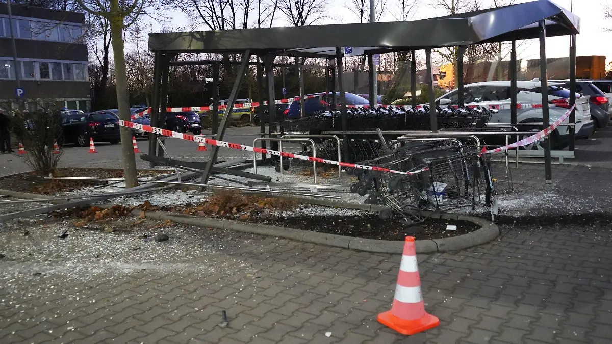 Zerstörtes Einkaufswagenhäuschen in Offenbach