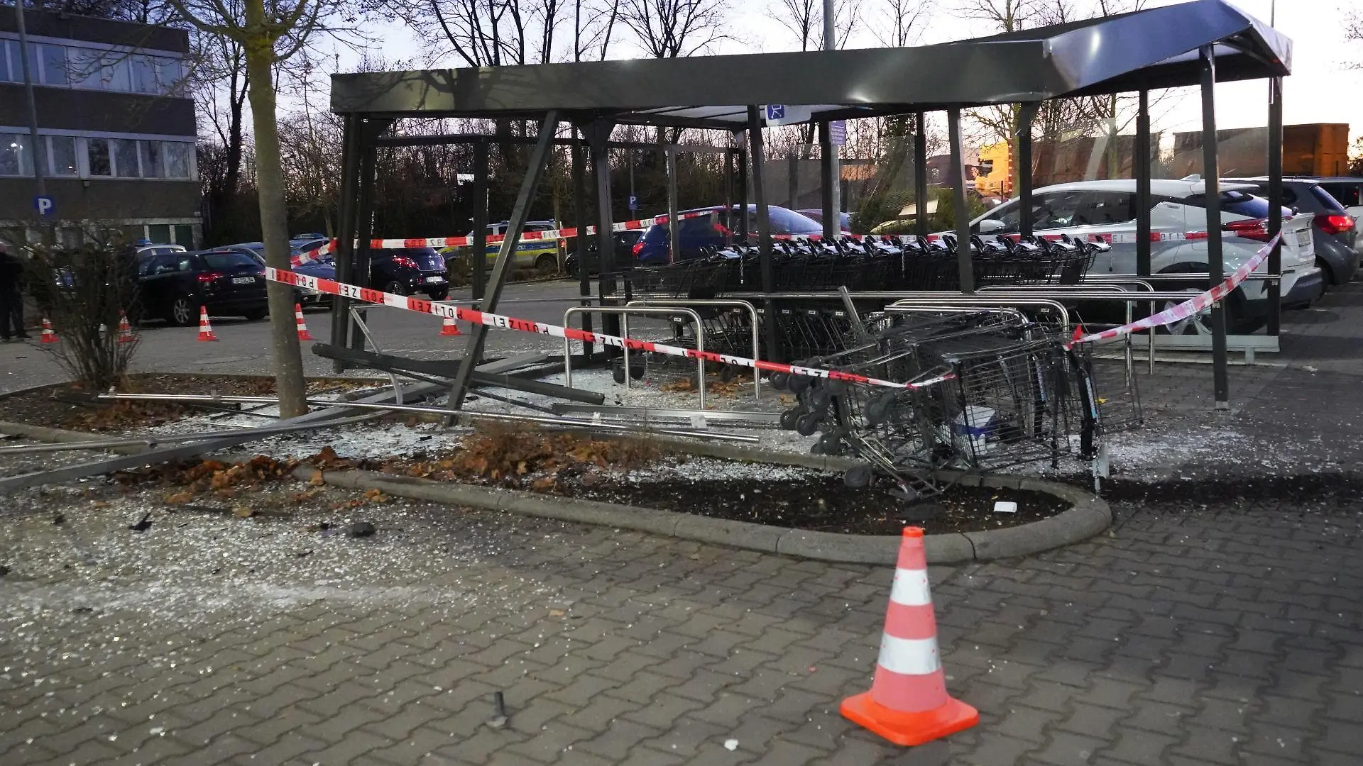 Zerstörtes Einkaufswagenhäuschen in Offenbach