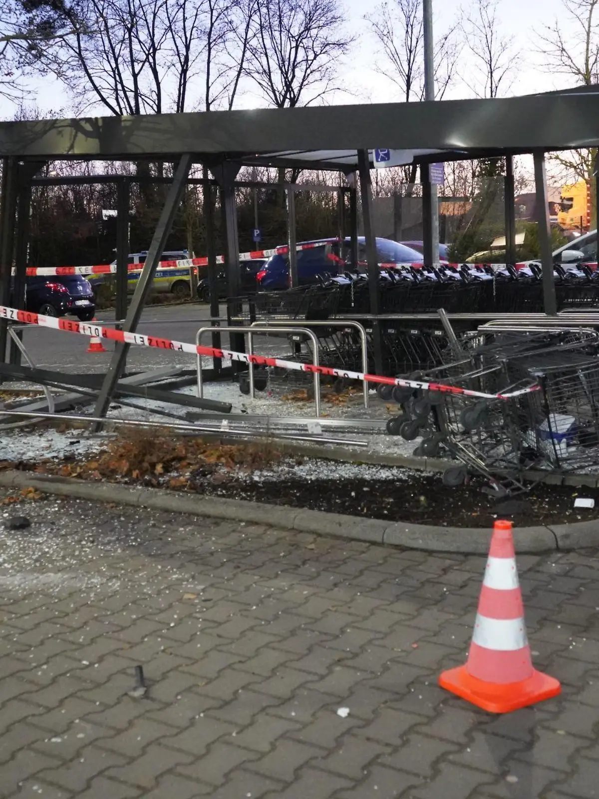 Zerstörtes Einkaufswagenhäuschen in Offenbach