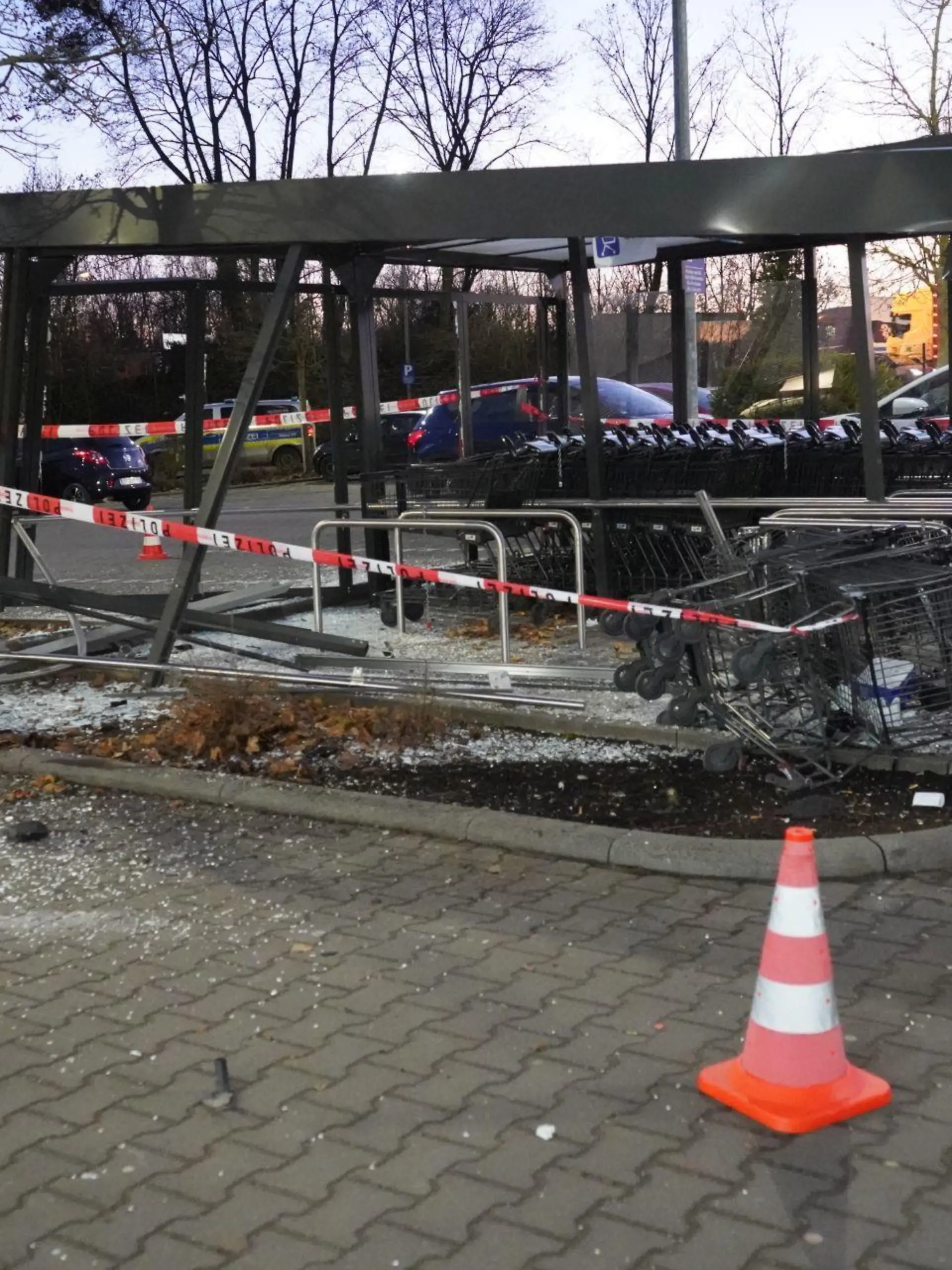 Zerstörtes Einkaufswagenhäuschen in Offenbach