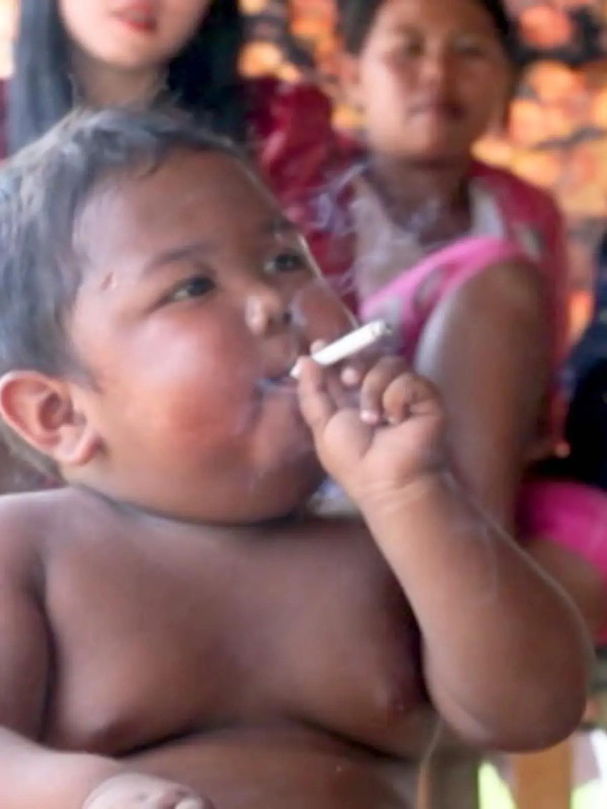 Einfach unfassbar! Ein vierjähriger Junge aus Indonesien raucht wie ein Erwachsener – die Bilder gingen 2010 um die Welt. Denn der kleine Aldi Suganda war ein richtiger Kettenraucher. Das tat schon beim Hinsehen weh in der Lunge! Nach dreizehn Jahren haben wir Aldi gesucht - und gefunden. Wie sieht er heute aus? Und raucht er immer noch? Das sehen Sie im Video!