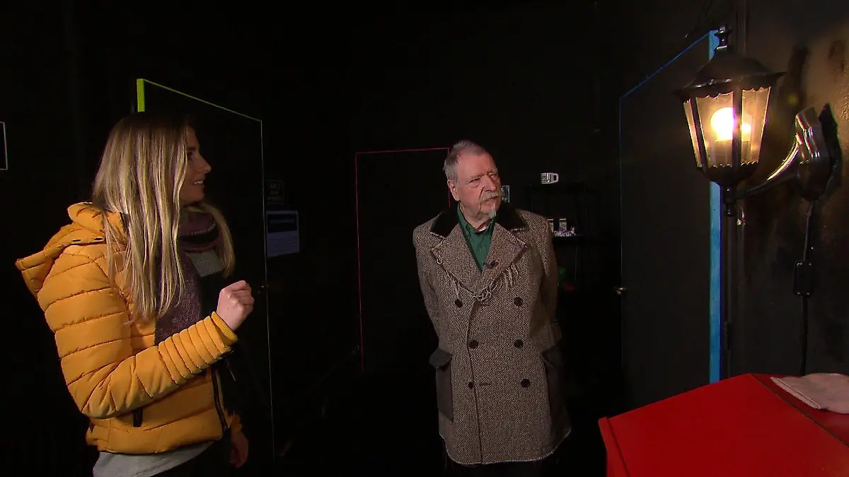 RTL Hessen-Reporterin Sarah Thömmes besucht MIchael Berger in seinem Lach-Museum "Harlekinäum" in Wiesbaden.