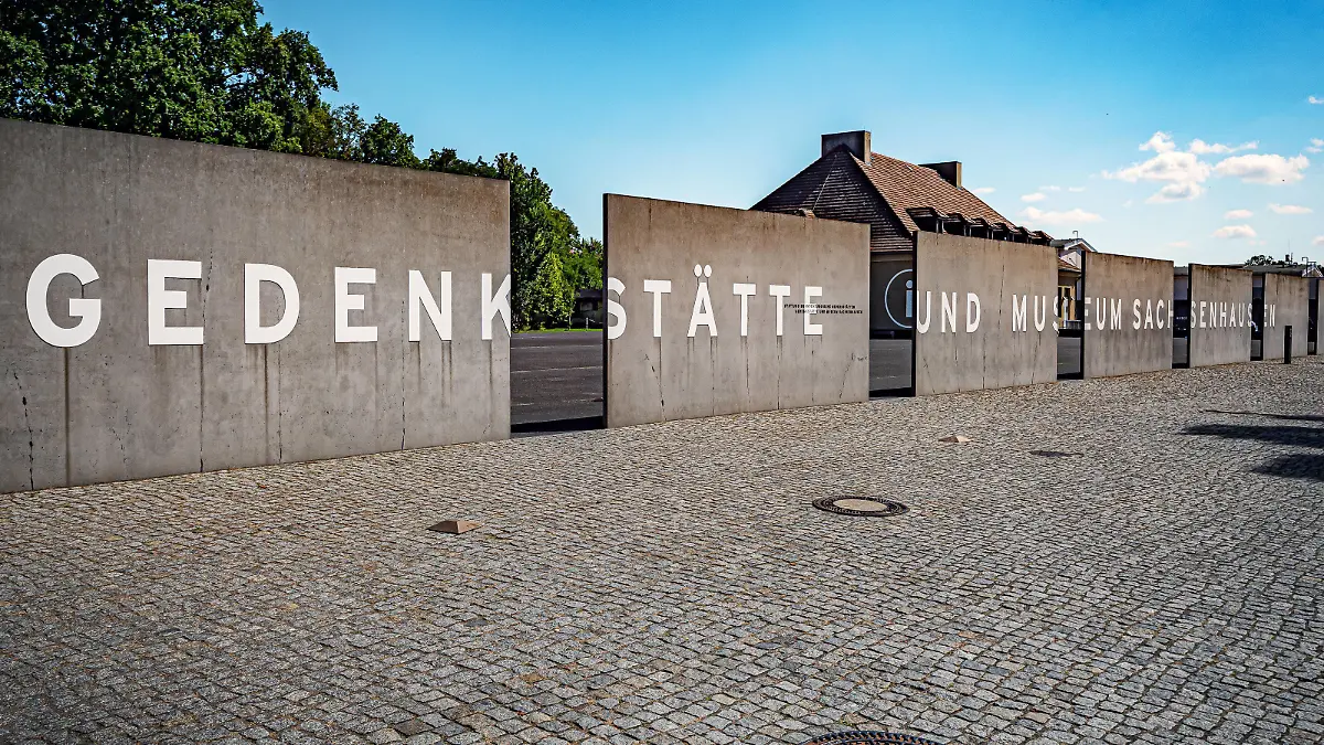  Themenfoto: ehemaliges KZ Konzentrationslager Sachsenhausen: Oranienburg OT Sachsenhausen im Bundesland Brandenburg Landkreis OHV, Mahn- und Gedenkstätte Sachsenhausen, Arbeit macht frei Gedenkstätte Sachsenhausen *** Theme photo former concentration camp Sachsenhausen Oranienburg OT Sachsenhausen in the federal state Brandenburg county OHV, Mahn und Gedenkstätte Sachsenhausen, Arbeit macht frei memorial Sachsenhausen
