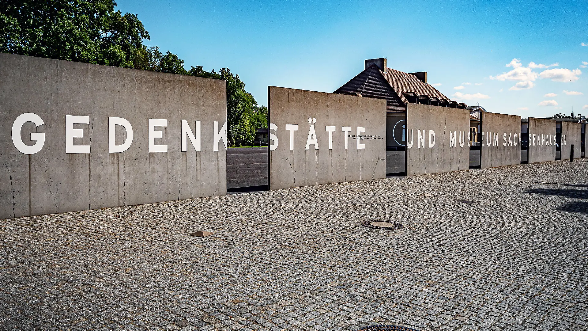 Themenfoto: ehemaliges KZ Konzentrationslager Sachsenhausen: Oranienburg OT Sachsenhausen im Bundesland Brandenburg Landkreis OHV, Mahn- und Gedenkstätte Sachsenhausen, Arbeit macht frei Gedenkstätte Sachsenhausen *** Theme photo former concentration camp Sachsenhausen Oranienburg OT Sachsenhausen in the federal state Brandenburg county OHV, Mahn und Gedenkstätte Sachsenhausen, Arbeit macht frei memorial Sachsenhausen