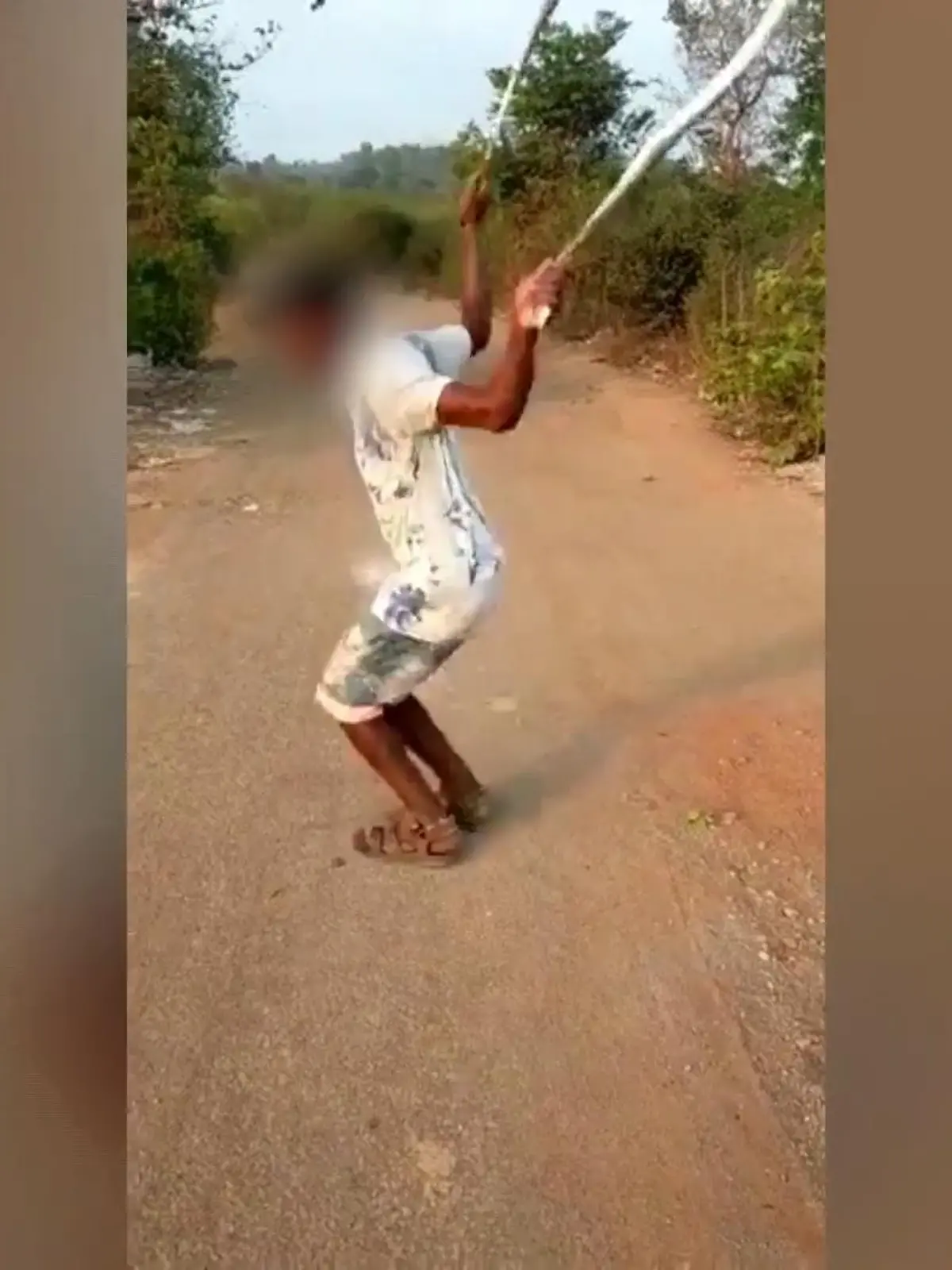 Und wieder einmal ist man einfach nur tierisch sprachlos, wenn man sieht was Menschen mit Tieren machen - zum Beispiel Seilspringen, wie hier in Indien!