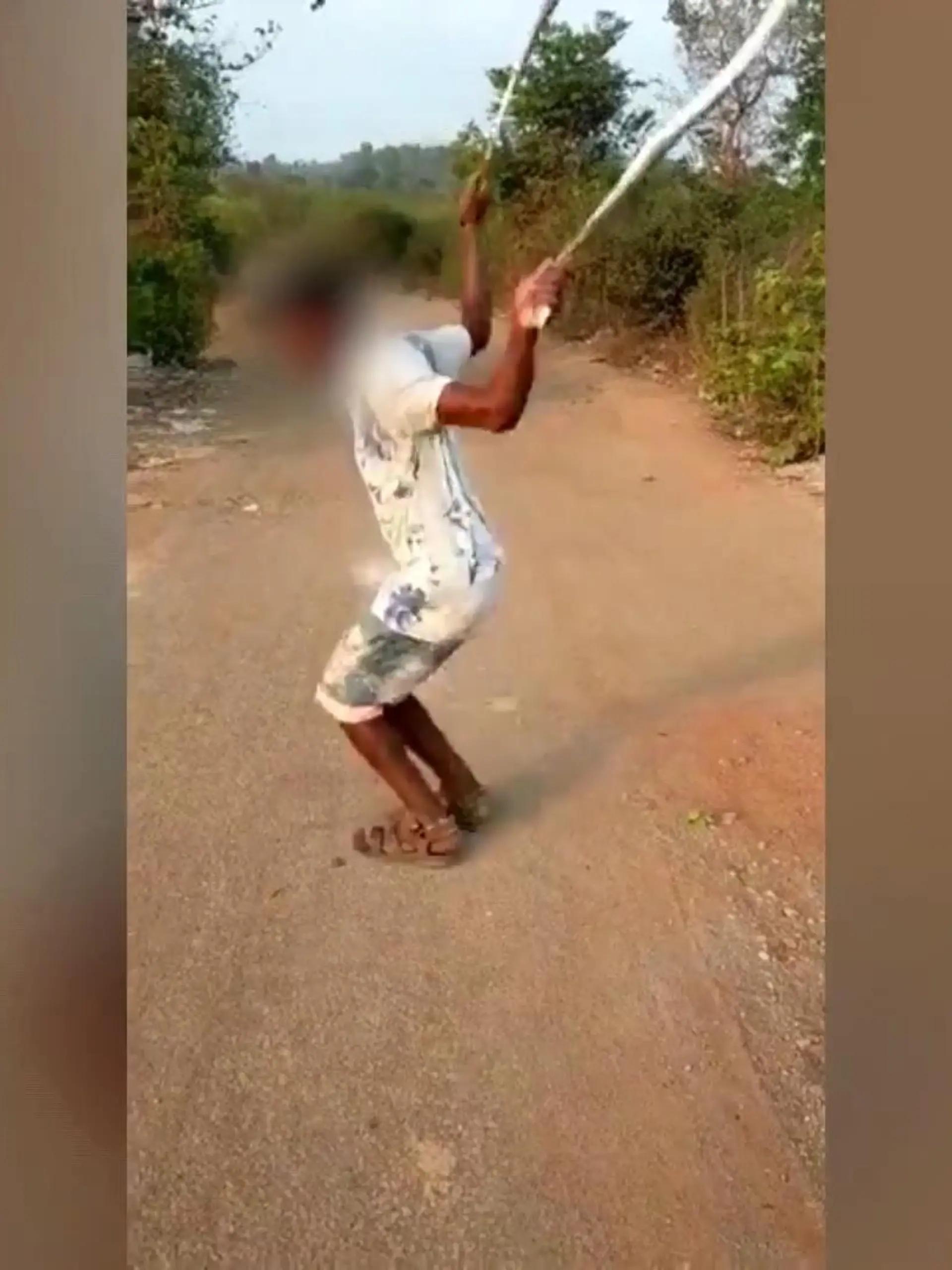 Und wieder einmal ist man einfach nur tierisch sprachlos, wenn man sieht was Menschen mit Tieren machen - zum Beispiel Seilspringen, wie hier in Indien!