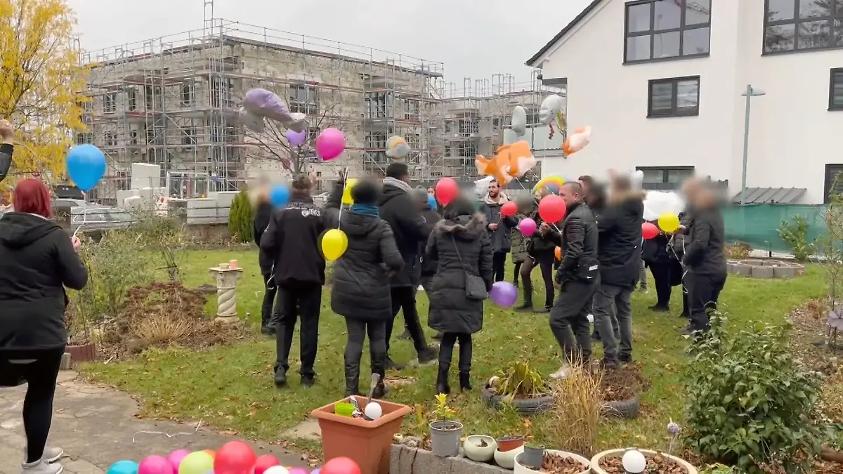 In Dagmars Garten lassen ihre Angehörigen bunte Luftballons steigen.