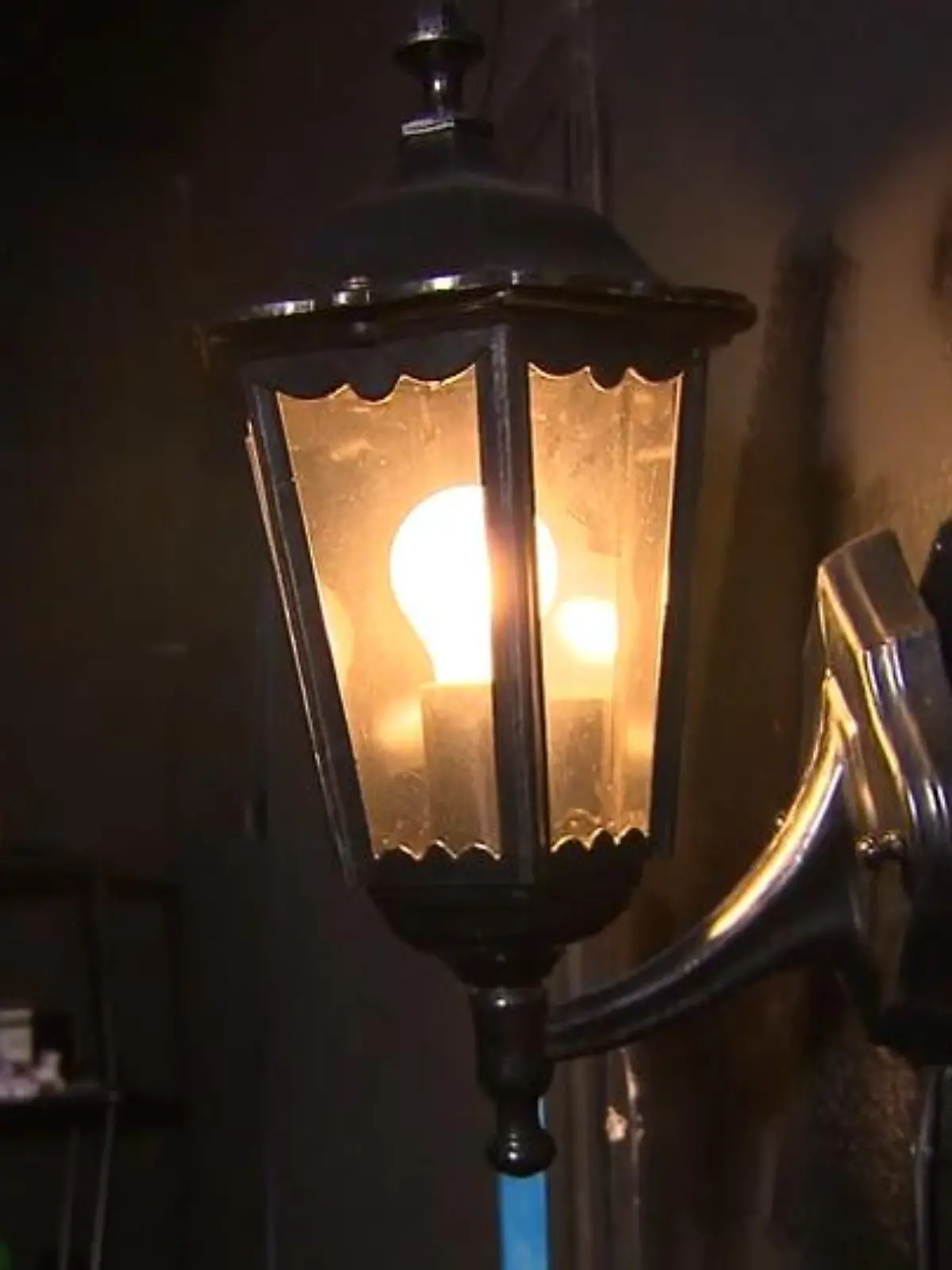 Es war ein Urteil, das Deutschland bewegte und überraschte: Am 21. Dezember 2001 entscheidet das Wiesbadener Gericht, dass Hartmut Sporalskis Sohn die Lampe vor seinem Haus nicht mehr anschalten darf. Der Nachbar gegenüber, Richter Bernhard Gomm hatte geklagt, weil ihm das Licht von Nachbargrundstück zu hell war. Die Glühbirne ging in die Geschichte ein und ist ein Ausstellungsstück im witzigsten Museum der Welt, dem Harlekinäum in Wiesbaden.