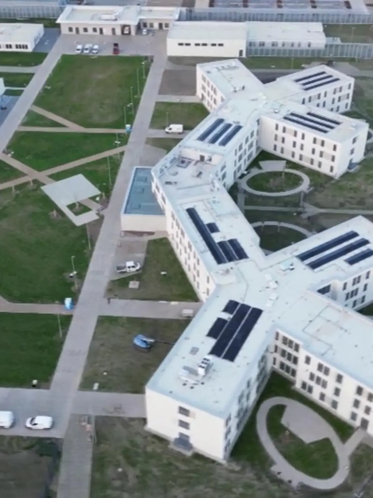 In der Nähe einer Forensik zu leben, wirft Fragen auf. Wer ist in einer solchen Klinik untergebracht? Und wie sicher ist es dort überhaupt? Nach zwei Jahren Bauzeit ist heute das neue Therapiezentrum für Forensische Psychiatrie in Hörstel eröffnet worden. Es hat Platz für 150 Patienten.