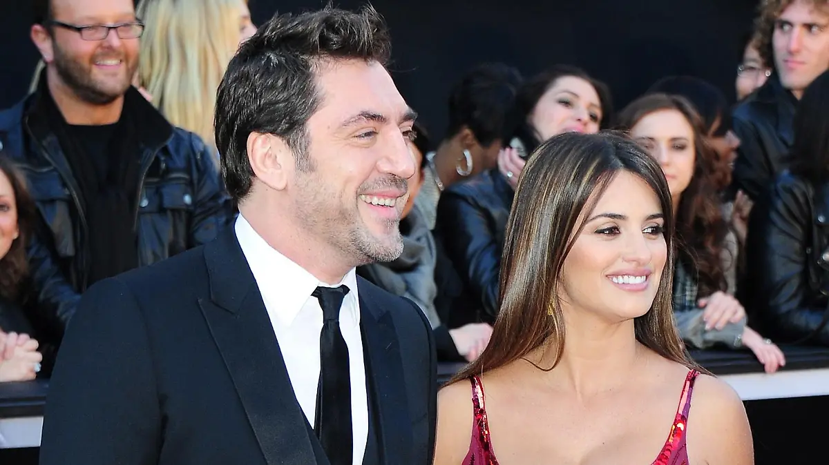 epa02606269 Spanish actors Javier Bardem (L) and Penelope Cruz arrive for the 83rd annual Academy Awards at the Kodak Theatre in Hollywood, California, USA, 27 February 2011. The Oscars are presented for outstanding individual or collective efforts in up to 25 categories in filmmaking. EPA/ANDREW GOMBERT +++(c) dpa - Bildfunk+++