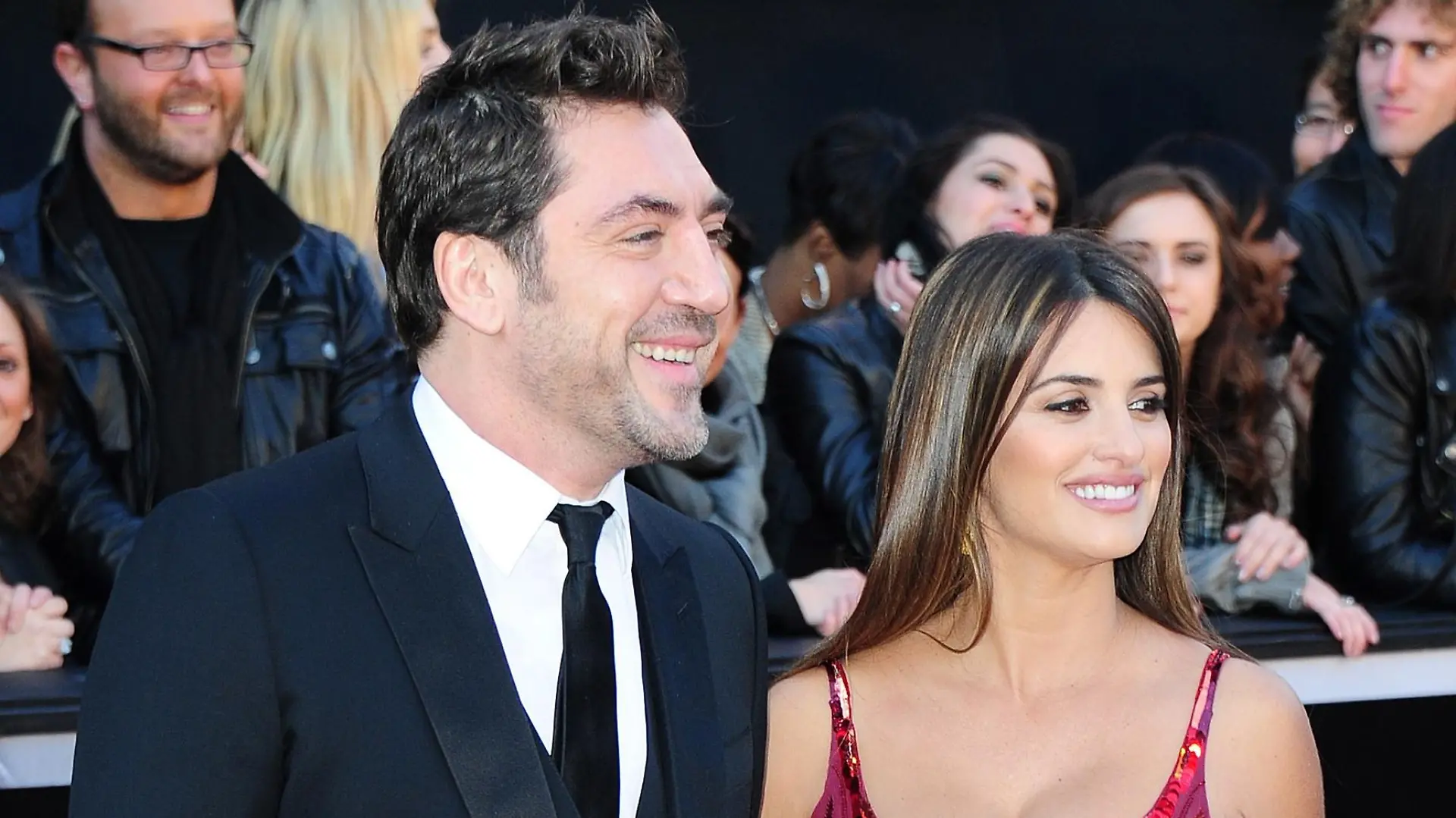 epa02606269 Spanish actors Javier Bardem (L) and Penelope Cruz arrive for the 83rd annual Academy Awards at the Kodak Theatre in Hollywood, California, USA, 27 February 2011. The Oscars are presented for outstanding individual or collective efforts in up to 25 categories in filmmaking. EPA/ANDREW GOMBERT +++(c) dpa - Bildfunk+++