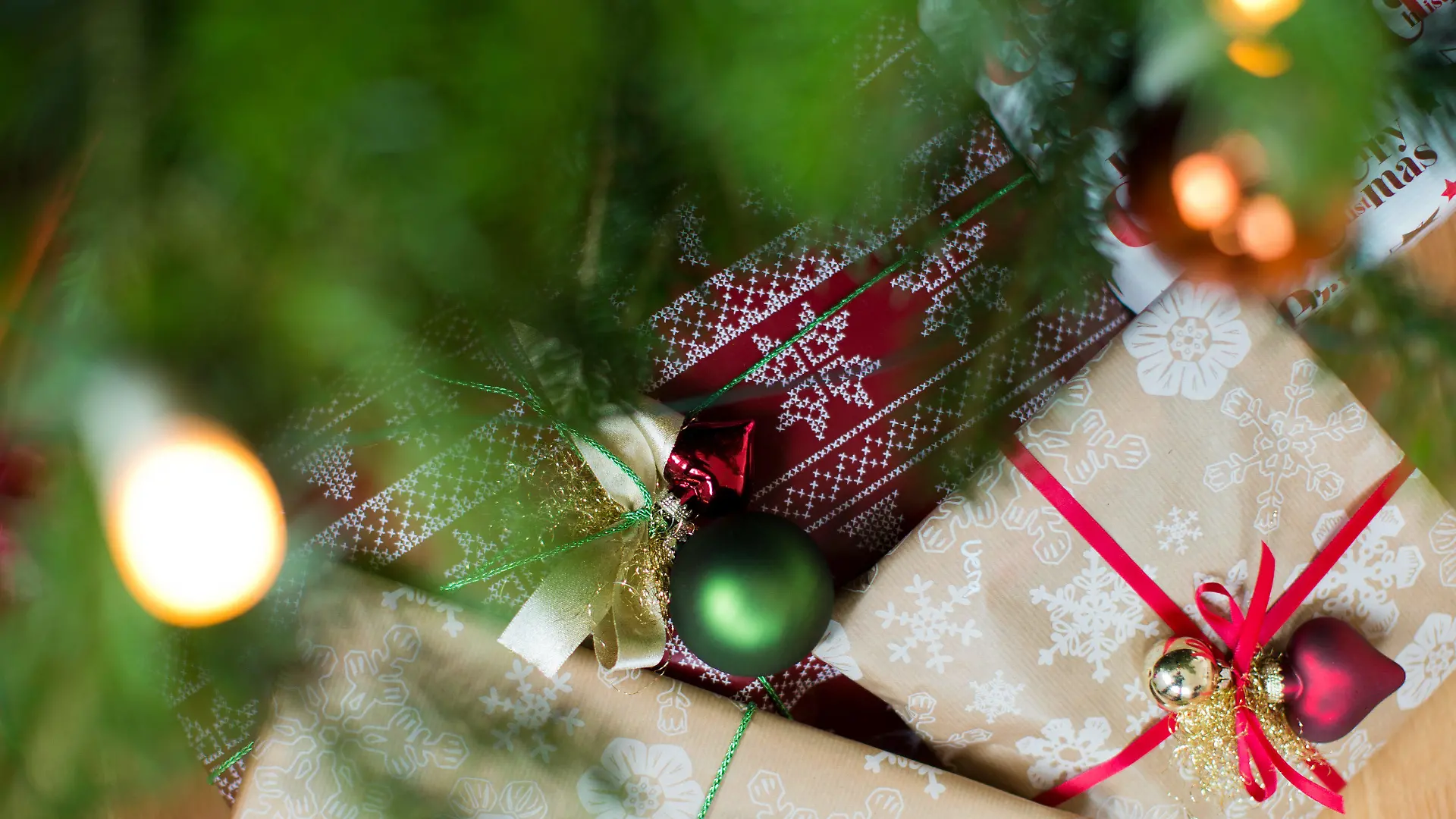 ARCHIV - Geschenke liegen am 19.12.2013 unter einem Weihnachtsbaum in Köln (Nordrhein-Westfalen). Nach dem Fest ist vor dem Umtausch - jedes Jahr landen an Weihnachten ungeliebte Geschenke unter dem Weihnachtsbaum. Doch was damit tun? Wer die Präsente nicht einfach behalten will, kann sie zurückbringen.  Foto: Rolf Vennenbernd/dpa +++(c) dpa - Bildfunk+++