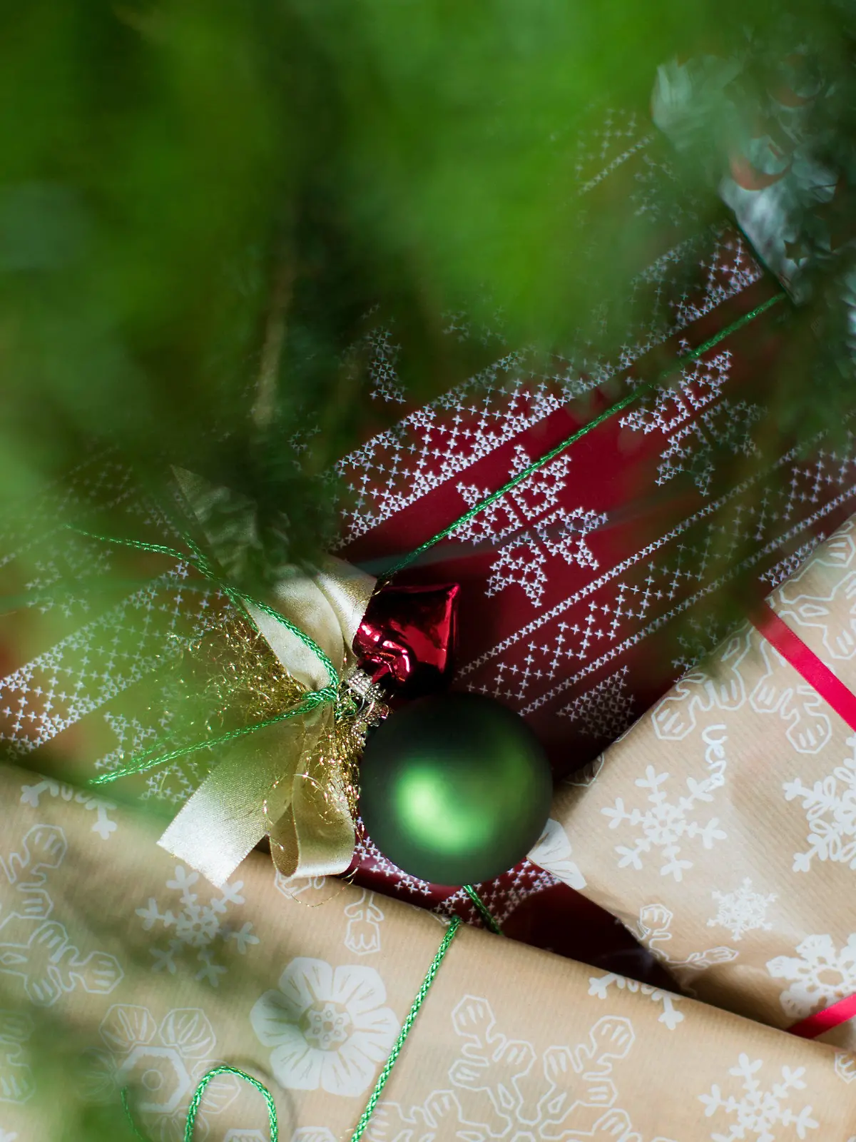 ARCHIV - Geschenke liegen am 19.12.2013 unter einem Weihnachtsbaum in Köln (Nordrhein-Westfalen). Nach dem Fest ist vor dem Umtausch - jedes Jahr landen an Weihnachten ungeliebte Geschenke unter dem Weihnachtsbaum. Doch was damit tun? Wer die Präsente nicht einfach behalten will, kann sie zurückbringen.  Foto: Rolf Vennenbernd/dpa +++(c) dpa - Bildfunk+++