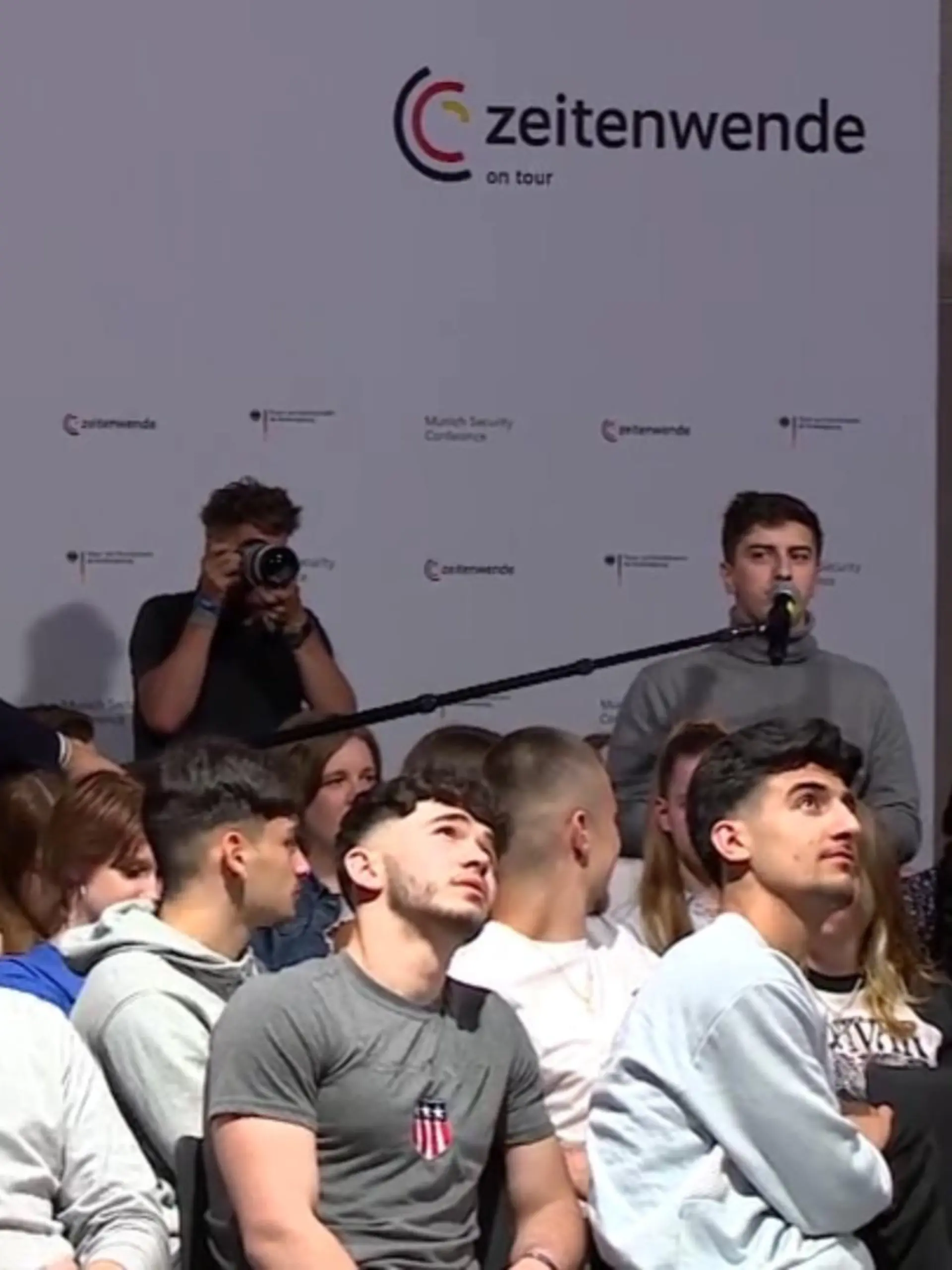 Der russische Angriffskrieg auf die Ukraine macht vielen Menschen hierzulande Angst. Besonders junge Menschen fragen sich, ob Tod und Verderben vielleicht bald auch ihr Leben hier bei uns bedrohen. Zu diesem Thema haben Sicherheitsexperten heute in Gütersloh mit 300 Jugendlichen diskutiert.