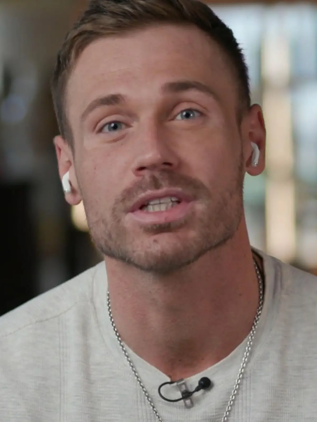 Im Gespräch mit RTL zeigt sich der Reality-Star von seiner ganz tiefgründigen und auch witzigen Seite.