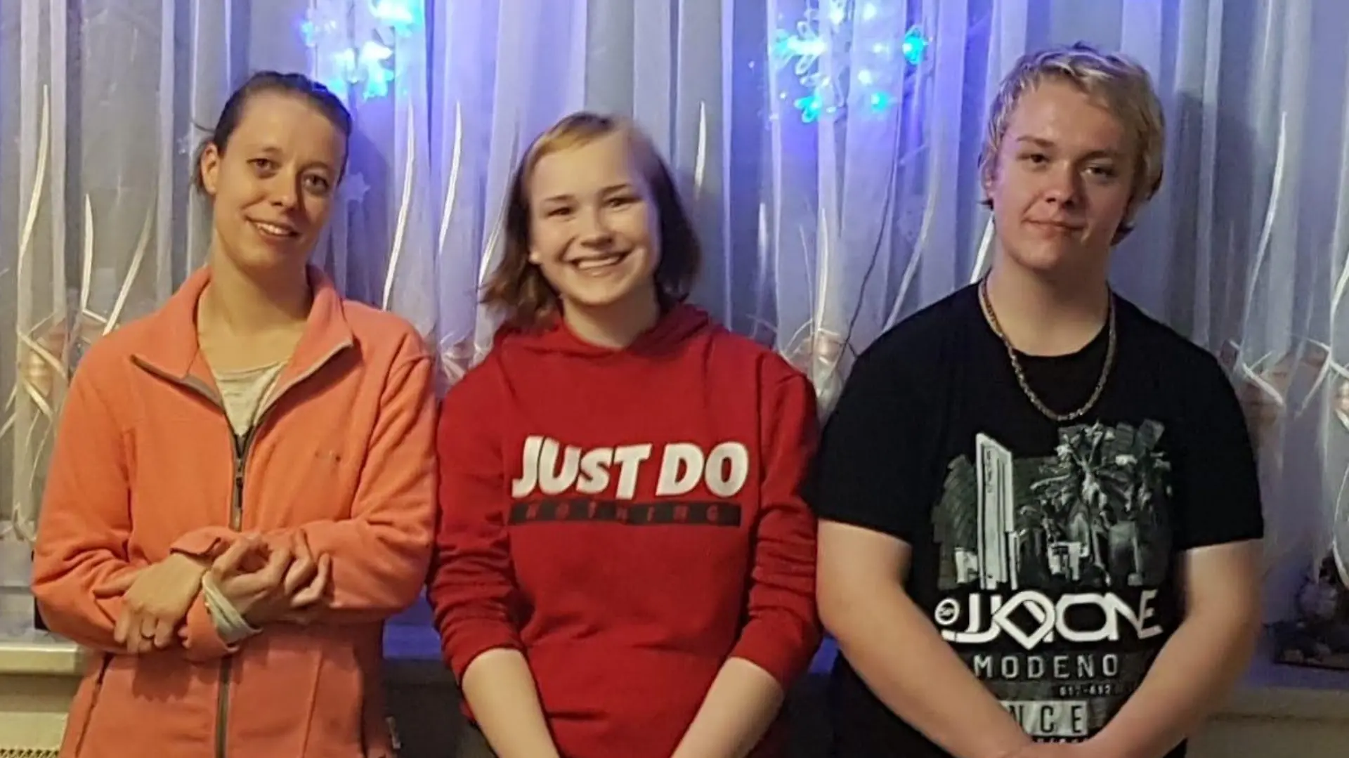 Mama Stefanie mit ihrem Sohn Lukas und der aufgenommenen Tochter Eileen.