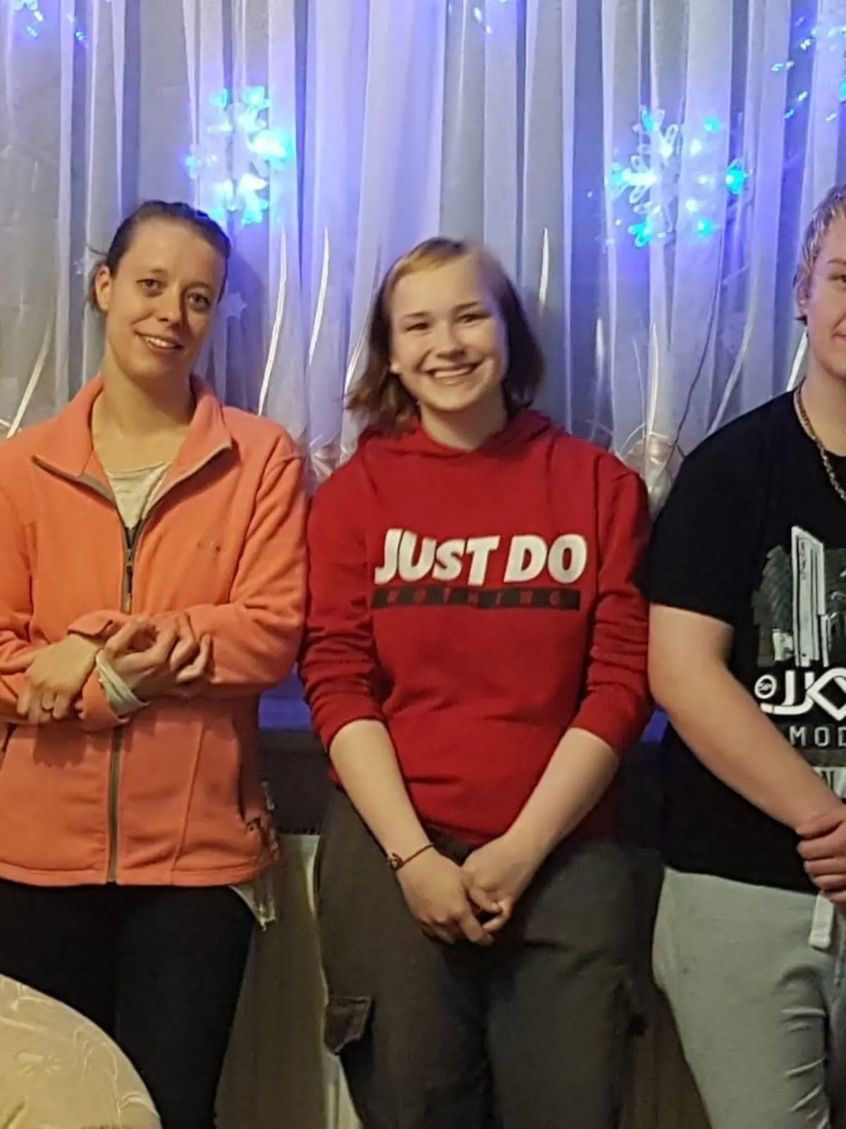 Mama Stefanie mit ihrem Sohn Lukas und der aufgenommenen Tochter Eileen.