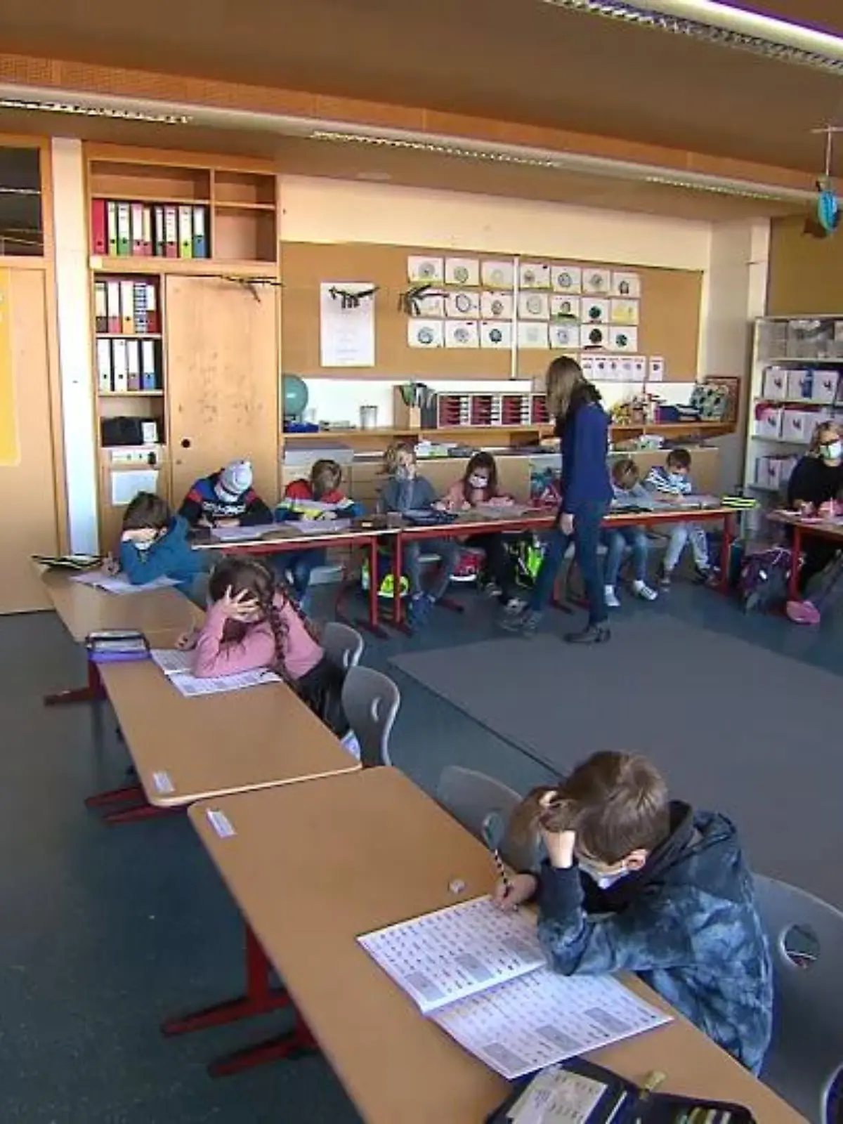 Die Schülerinnen und Schüler der Regenbogenschule in Hattersheim kennen das Prozedere mittlerweile ziemlich gut: wenn die CO2-Ampel in ihrem Klassenraum auf gelb springt, wird es Zeit zu lüften. Sobald sie wieder auf grün springt, werden die Fenster geschlossen. Diese Spiel wiederholt sich mehrmals täglich. Zusätzlich zum Lüften, tragen die Schüler Maske, werden täglich getestet und halten Abstand. Doch für viele Eltern sind die Maßnahmen nicht ausreichend. Vor allem die neue Omikron-Variante macht ihnen Sorgen. Sie fordern Luftfilter für die Klassenräume – doch diese gibt es bis jetzt nur in einzelnen Räumen.
