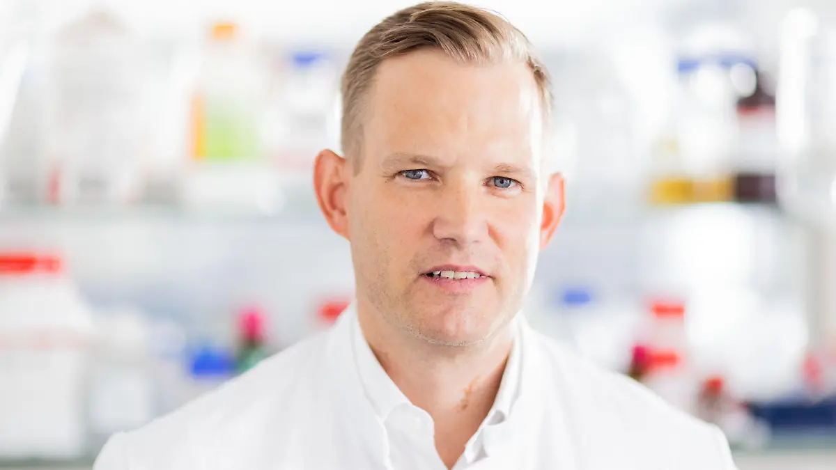 ARCHIV - 04.10.2021, Nordrhein-Westfalen, Bonn: Hendrik Streeck, Direktor des Instituts für Virologie an der Uniklinik Bonn, steht in einem Labor seines Institutes. (zu dpa "Streeck: Werden nicht um Kontaktbeschränkungen herumkommen") Foto: Rolf Vennenbernd/dpa +++ dpa-Bildfunk +++