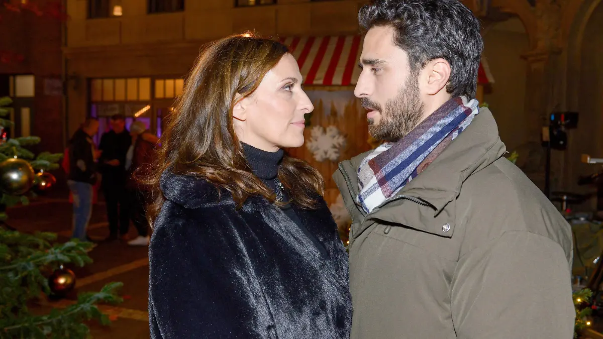 Katrin (Ulrike Frank) und Tobias (Jan Kittmann) freuen sich auf ihr erstes gemeinsames Weihnachtsfest.
Die Verwendung des sendungsbezogenen Materials ist nur mit dem Hinweis und Verlinkung auf RTL+ gestattet.