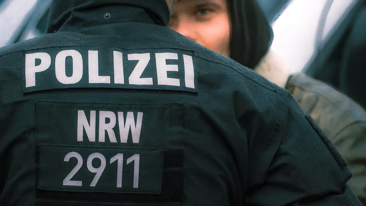  Düsseldorf 18.12.2021 Einsatzhundertschaft Bereitschaftpolizei Polizei Polizisten Schutzhelme Schlagstock Tonfa Demo Demonstration Gegendemonstration Coronademo Corona-Demo Coronademonstration Impfgegner Verschwörungstheoretiker Schwurbler Querdenker Querdenken Impfzwang Pandemie Boostern Impfbooster 2G-Regel 3G-Regel Plakat Düsseldorf Nordrhein-Westfalen Deutschland *** Düsseldorf 18 12 2021 Einsatzhundertschaft Bereitschaftpolizei Polizei Polizisten Schutzhelme Schlagstock Tonfa Demo Demonstration Gegenemonstration Coronademo Corona Demo Coronademonstration Impfgegner Verschwurbler Querdenker Querdenken Impfzwang Pandemie Boostern Impfbooster 2G Regel 3G Regel Plakat Düsseldorf Nordrhein Westfalen Germany