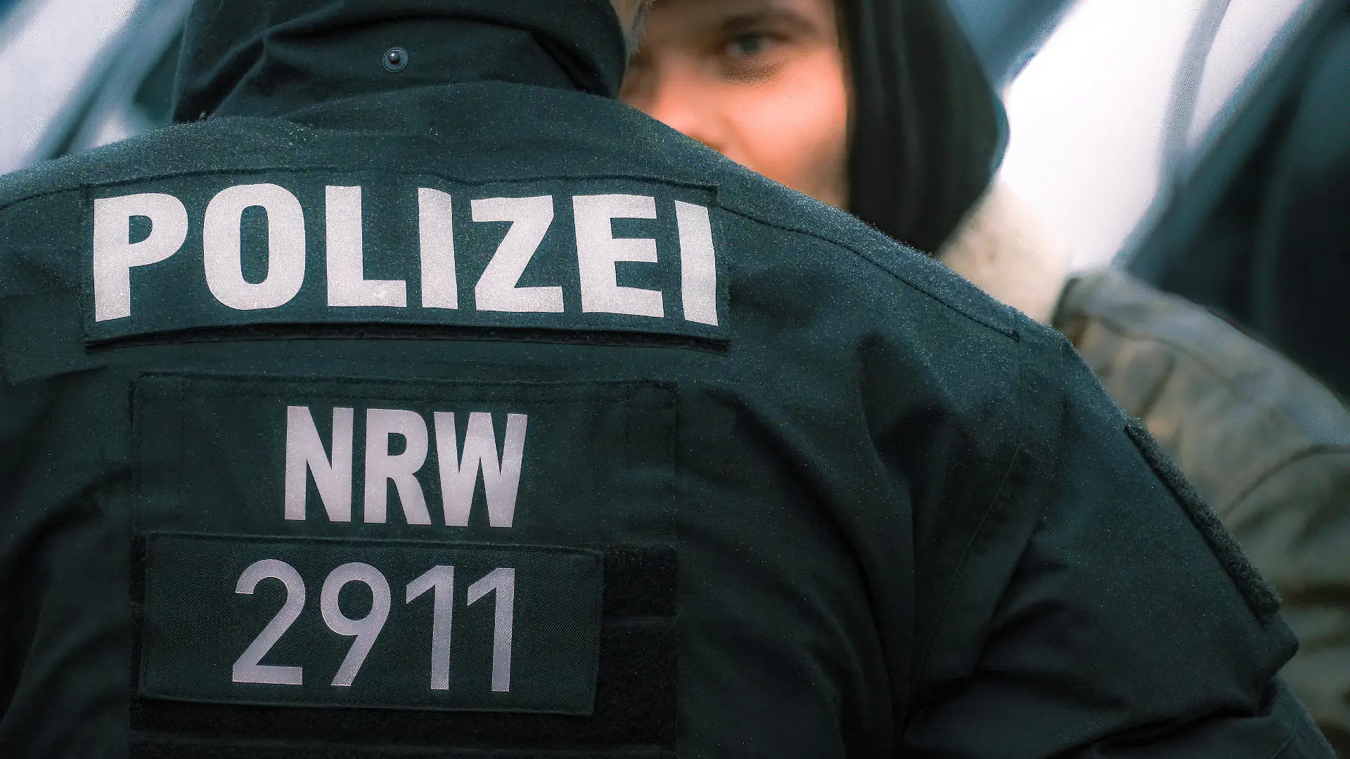  Düsseldorf 18.12.2021 Einsatzhundertschaft Bereitschaftpolizei Polizei Polizisten Schutzhelme Schlagstock Tonfa Demo Demonstration Gegendemonstration Coronademo Corona-Demo Coronademonstration Impfgegner Verschwörungstheoretiker Schwurbler Querdenker Querdenken Impfzwang Pandemie Boostern Impfbooster 2G-Regel 3G-Regel Plakat Düsseldorf Nordrhein-Westfalen Deutschland *** Düsseldorf 18 12 2021 Einsatzhundertschaft Bereitschaftpolizei Polizei Polizisten Schutzhelme Schlagstock Tonfa Demo Demonstration Gegenemonstration Coronademo Corona Demo Coronademonstration Impfgegner Verschwurbler Querdenker Querdenken Impfzwang Pandemie Boostern Impfbooster 2G Regel 3G Regel Plakat Düsseldorf Nordrhein Westfalen Germany