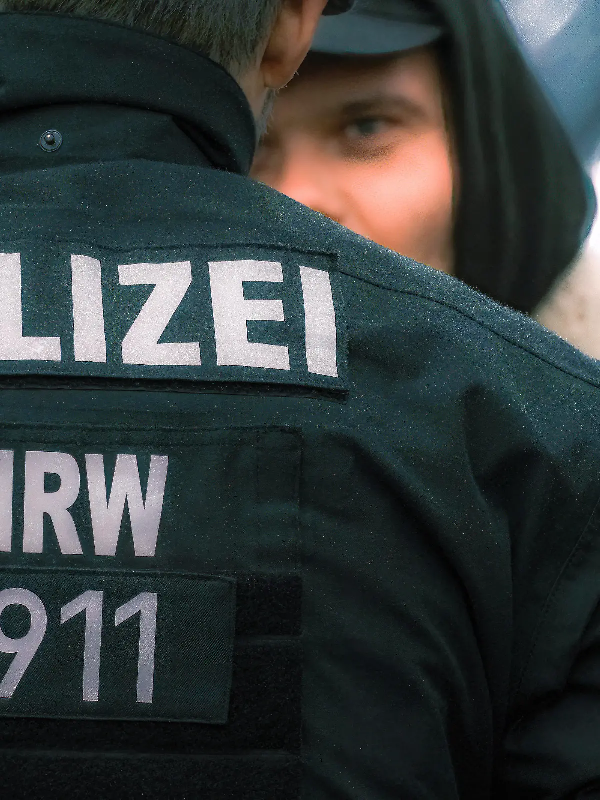  Düsseldorf 18.12.2021 Einsatzhundertschaft Bereitschaftpolizei Polizei Polizisten Schutzhelme Schlagstock Tonfa Demo Demonstration Gegendemonstration Coronademo Corona-Demo Coronademonstration Impfgegner Verschwörungstheoretiker Schwurbler Querdenker Querdenken Impfzwang Pandemie Boostern Impfbooster 2G-Regel 3G-Regel Plakat Düsseldorf Nordrhein-Westfalen Deutschland *** Düsseldorf 18 12 2021 Einsatzhundertschaft Bereitschaftpolizei Polizei Polizisten Schutzhelme Schlagstock Tonfa Demo Demonstration Gegenemonstration Coronademo Corona Demo Coronademonstration Impfgegner Verschwurbler Querdenker Querdenken Impfzwang Pandemie Boostern Impfbooster 2G Regel 3G Regel Plakat Düsseldorf Nordrhein Westfalen Germany
