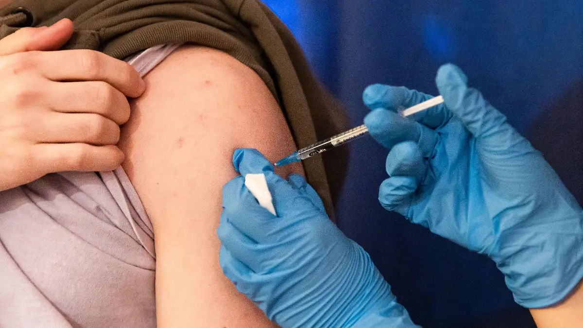 10.12.2021, Niedersachsen, Hannover: Einer Person wird der Corona-Impfstoff in den Oberarm verabreicht. Im Konzertsaal des "Capitol" werden vom frühen Abend bis Mitternacht und das gesamte Wochenende Impfungen gegen das Corona-Virus angeboten. Foto: Michael Matthey/dpa +++ dpa-Bildfunk +++