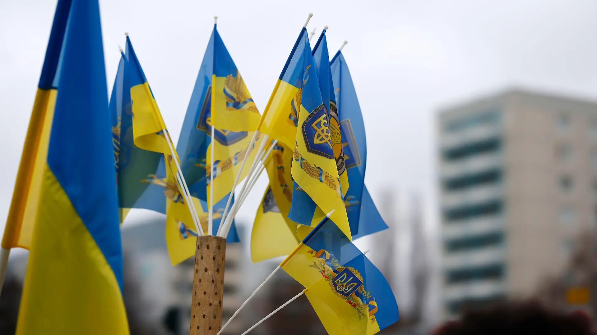 Unter dem Titel 'Wir werden nie vergessen' demonstrierten tausende Menschen für den Abzug russischer Truppen aus der Ukraine, beginnend vom Cafe Moskau in der Karl-Marx-Allee zur russischen Botschaft an der Straße Unter den Linden und weiter zum Brandenburger Tor. Das Cafe Moskau wurde aus Anlass des Jahrestages der Invasion vorübergehend in Cafe Kiew umbenannt. Berlin, 24.02.2023