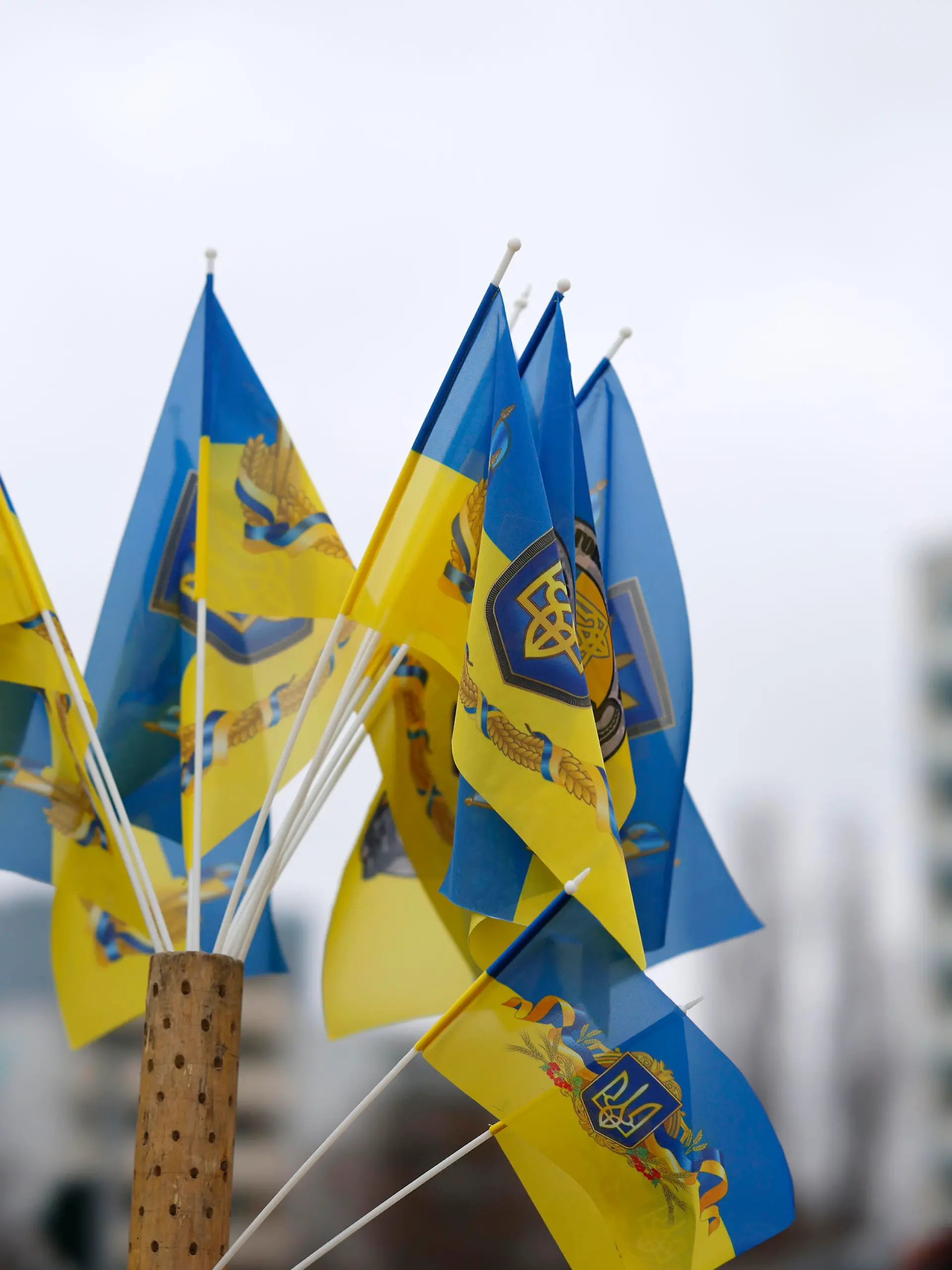 Unter dem Titel 'Wir werden nie vergessen' demonstrierten tausende Menschen für den Abzug russischer Truppen aus der Ukraine, beginnend vom Cafe Moskau in der Karl-Marx-Allee zur russischen Botschaft an der Straße Unter den Linden und weiter zum Brandenburger Tor. Das Cafe Moskau wurde aus Anlass des Jahrestages der Invasion vorübergehend in Cafe Kiew umbenannt. Berlin, 24.02.2023