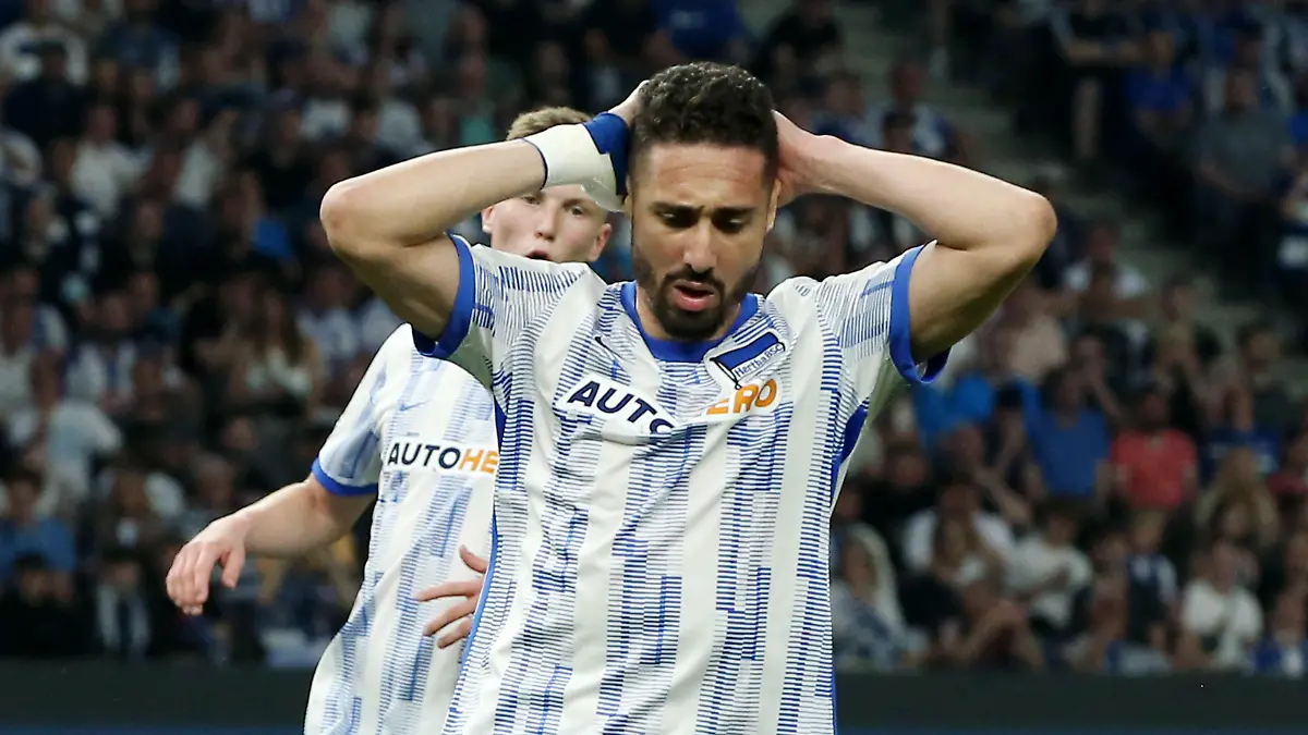 Ishak Belfodil enttäuscht nach vergebener Torchance / Enttäuschung / Sport / Fußball Fussball / DFL Relegation zur Bundesliga Hinspiel Herren / Saison 2021/2022 / 19.05.2022 / Hertha BSC Berlin vs. Hamburger SV HSV /