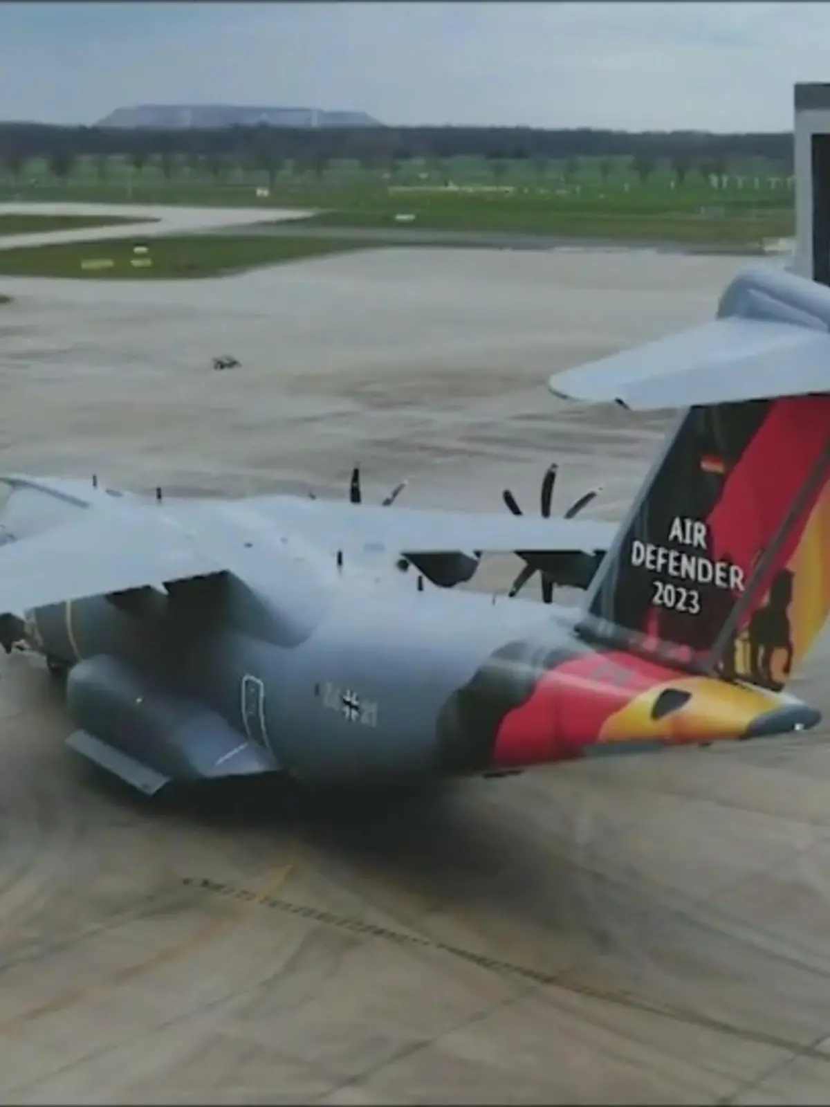Im Juni wird es voll und laut am Himmel über NRW. Die größte Luftoperationsübung seit Bestehen der NATO findet dann im deutschen Luftraum statt. Das Manöver mit Kampfjets und anderen Militär-Flugzeugen nennt sich Air Defender. Die Übung fällt aber auch in den Beginn der Sommerferien. Was das für uns Reisende bedeutet.