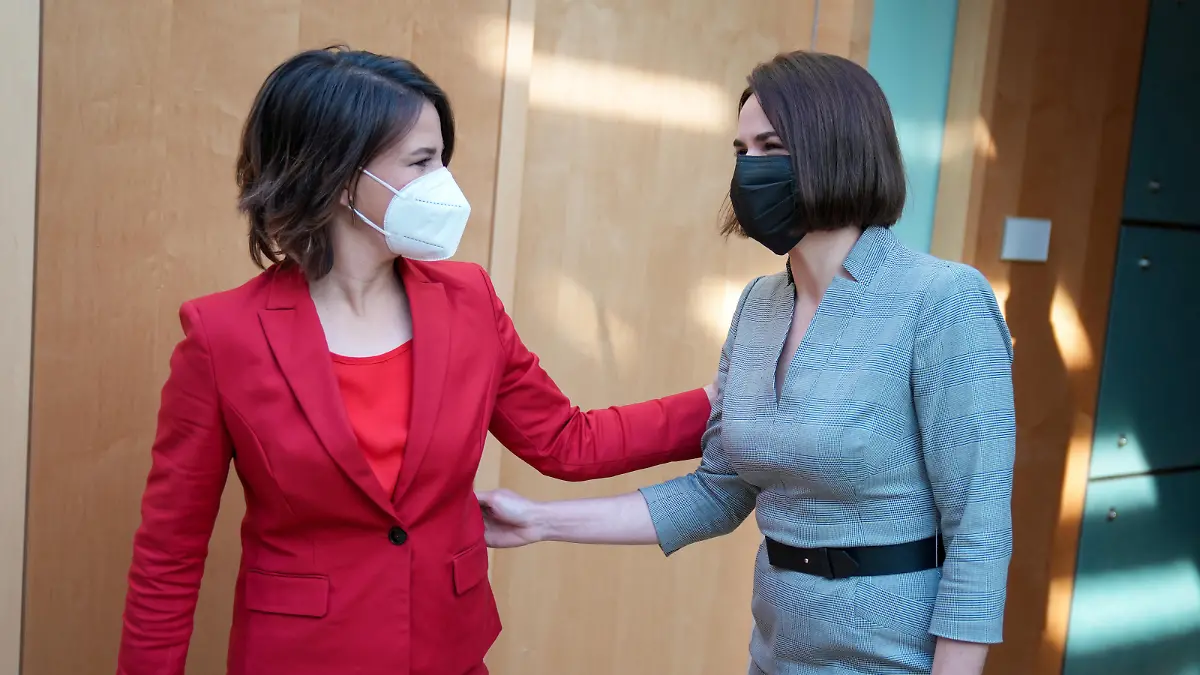 Annalena Baerbock, Bundesvorsitzende von Bündnis 90/Die Grünen, empfängt die belarussische Oppositionsführerin Swetlana Tichanowskaja(r) im Jakob Kaiser Haus.