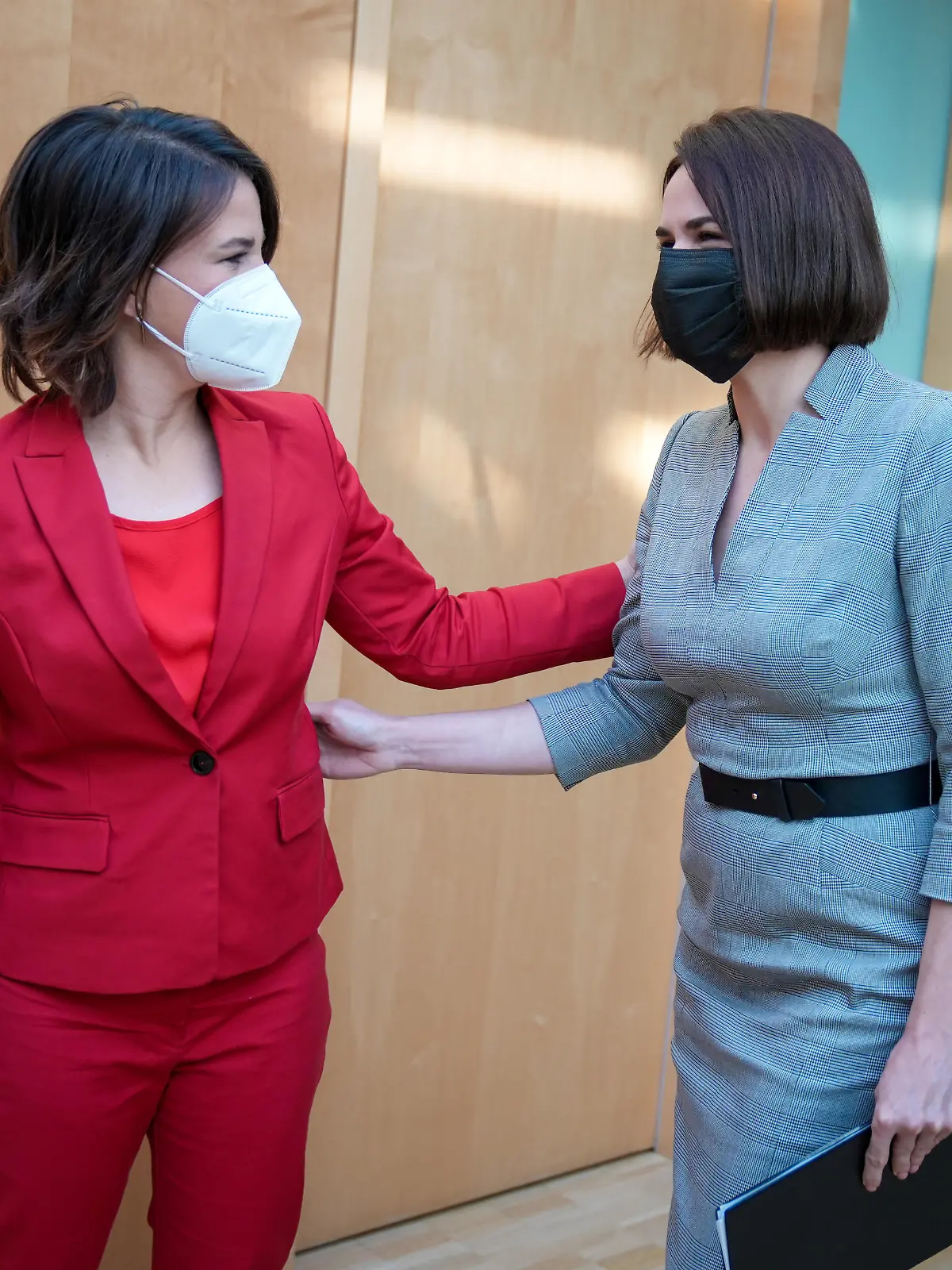 Annalena Baerbock, Bundesvorsitzende von Bündnis 90/Die Grünen, empfängt die belarussische Oppositionsführerin Swetlana Tichanowskaja(r) im Jakob Kaiser Haus.