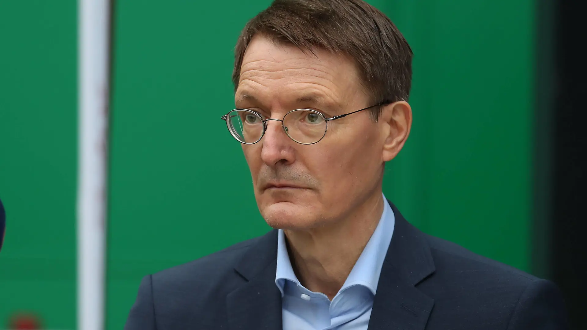 Niedersachsen, Hannover: Karl Lauterbach r, SPD, Bundesminister für Gesundheit, besucht das Impfzentrum im früheren Regenwald-Panorama am Erlebnis-Zoo Hannover und impft die 10 Jährige Frida *** Lower Saxony, Hanover Karl Lauterbach r, SPD , Federal Minister of Health, visits the vaccination centre in the former Rainforest Panorama at the Hanover Adventure Zoo and vaccinates 10-year-old Frida