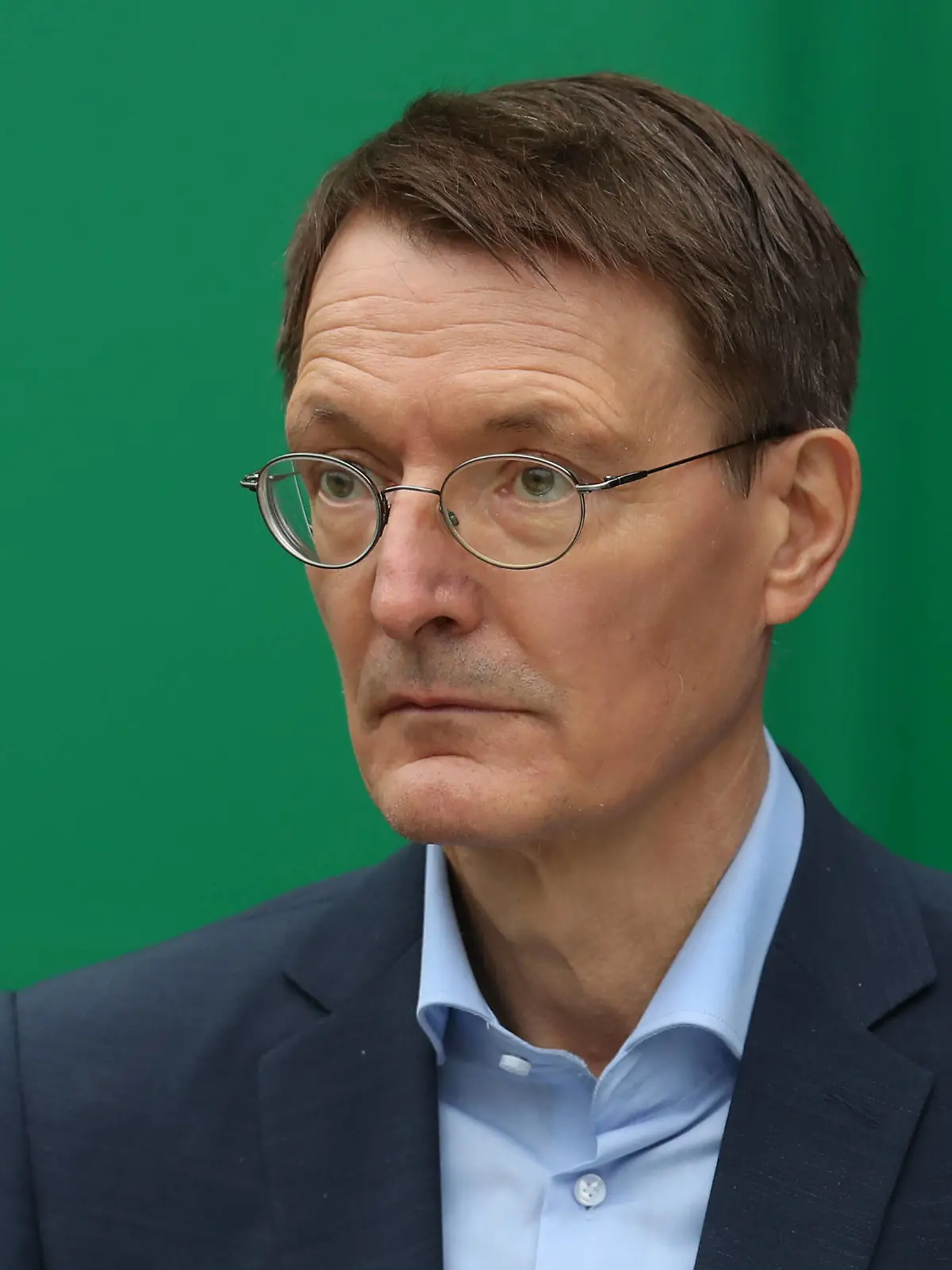  Niedersachsen, Hannover: Karl Lauterbach r, SPD, Bundesminister für Gesundheit, besucht das Impfzentrum im früheren Regenwald-Panorama am Erlebnis-Zoo Hannover und impft die 10 Jährige Frida *** Lower Saxony, Hanover Karl Lauterbach r, SPD , Federal Minister of Health, visits the vaccination centre in the former Rainforest Panorama at the Hanover Adventure Zoo and vaccinates 10-year-old Frida