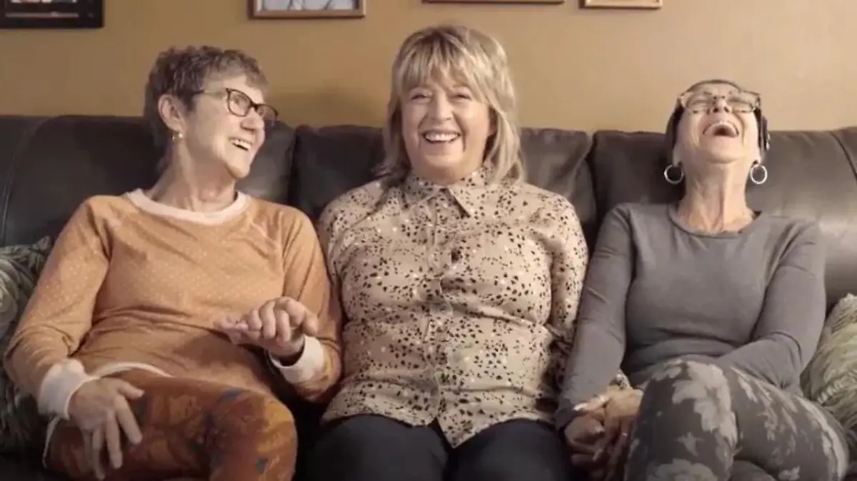 Jean Gearhart (l) und Dena Morris (r) suchten lange nach ihrer Schwester gesucht. Sie nahmen an, dass sie im Holocaust getötet wurde. Dann fanden sie heraus, dass sie den Krieg überlebt hatte. Jetzt trafen sie sich mit Nichte Clare Reay (m).