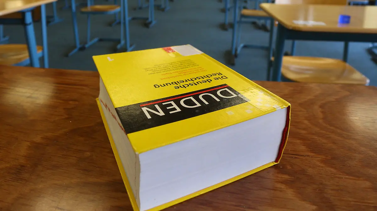 ARCHIV - 04.05.2018, Bayern, Kaufbeuren: Ein Duden liegt auf dem Lehrerpult im Abitur-Prüfungsraum eines Gymnasiums. Wegen des Coronavirus wird in Bayern der Beginn der Abiturprüfungen vom 30. April auf den 20. Mai 2020 verschoben. Foto: Karl-Josef Hildenbrand/dpa +++ dpa-Bildfunk +++