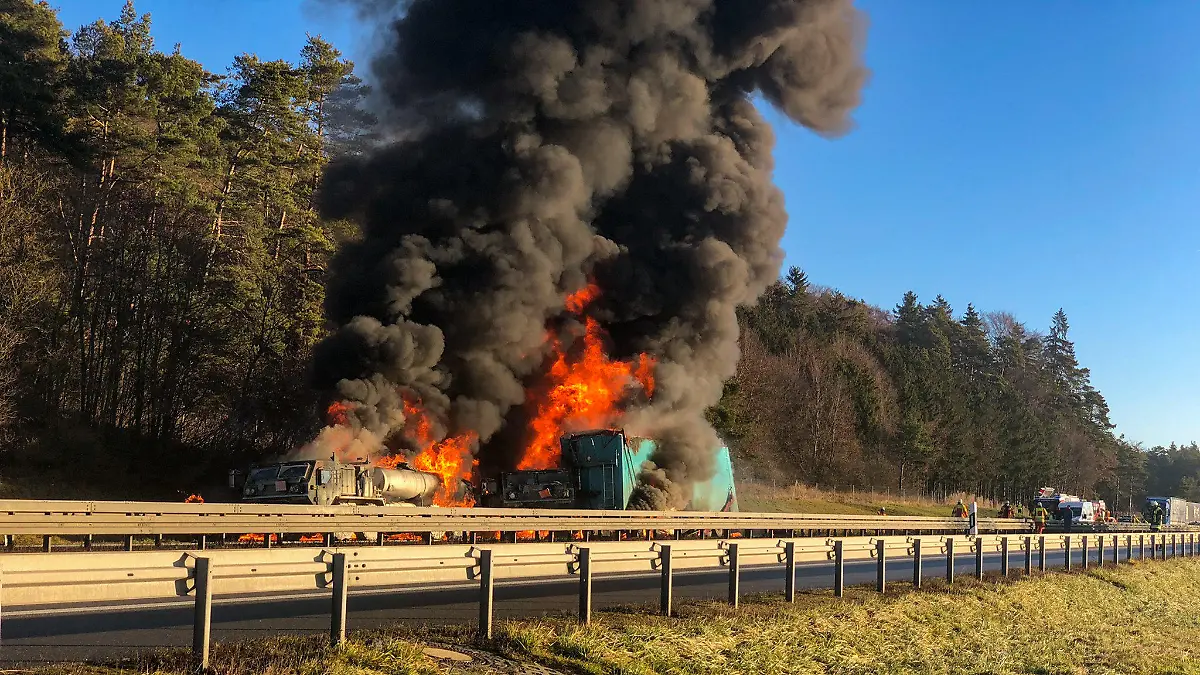 20.12.2021, Bayern, Parsberg: Mehrere Lastwagen stehen auf der Autobahn 3 in Flammen. Zuvor war ein Lastwagen in einen Konvoi mehrerer US-Militärfahrzeuge gefahren, der mit mehreren Tankfahrzeugen auf dem Seitenstreifen gestanden war. Acht Angehörige der US-Armee kamen vermutlich mit Rauchgasvergiftungen zu einer Kontrolle ins Krankenhaus, wie ein Polizeisprecher sagte. Foto: Markus Rath/Mittelbayerische Zeitung/dpa +++ dpa-Bildfunk +++