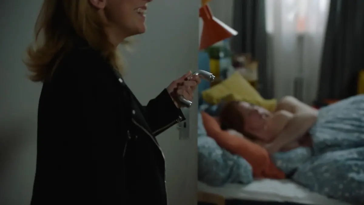 Plötzlich hält Iris Mareike Steen die Türklinke in der Hand Hier kommen brandneue GZSZ-Outtakes