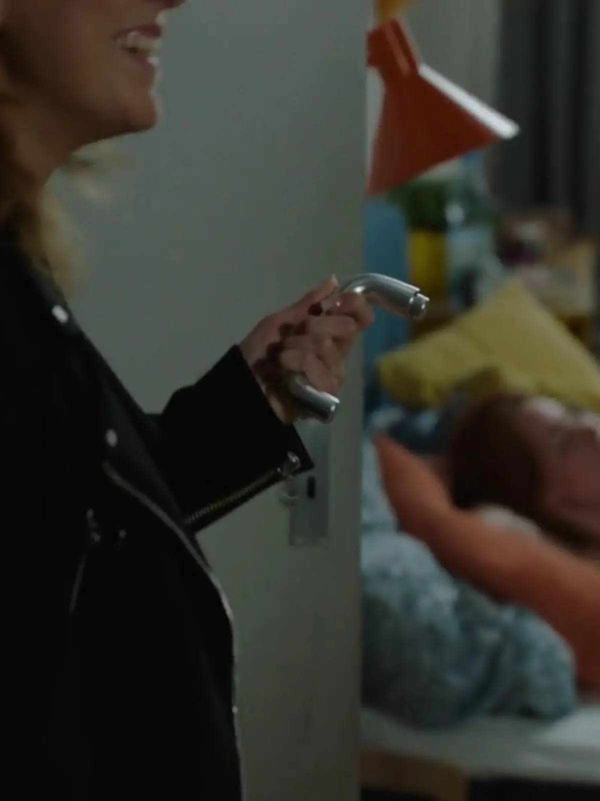 Bild zu: "Plötzlich hält Iris Mareike Steen die Türklinke in der Hand"