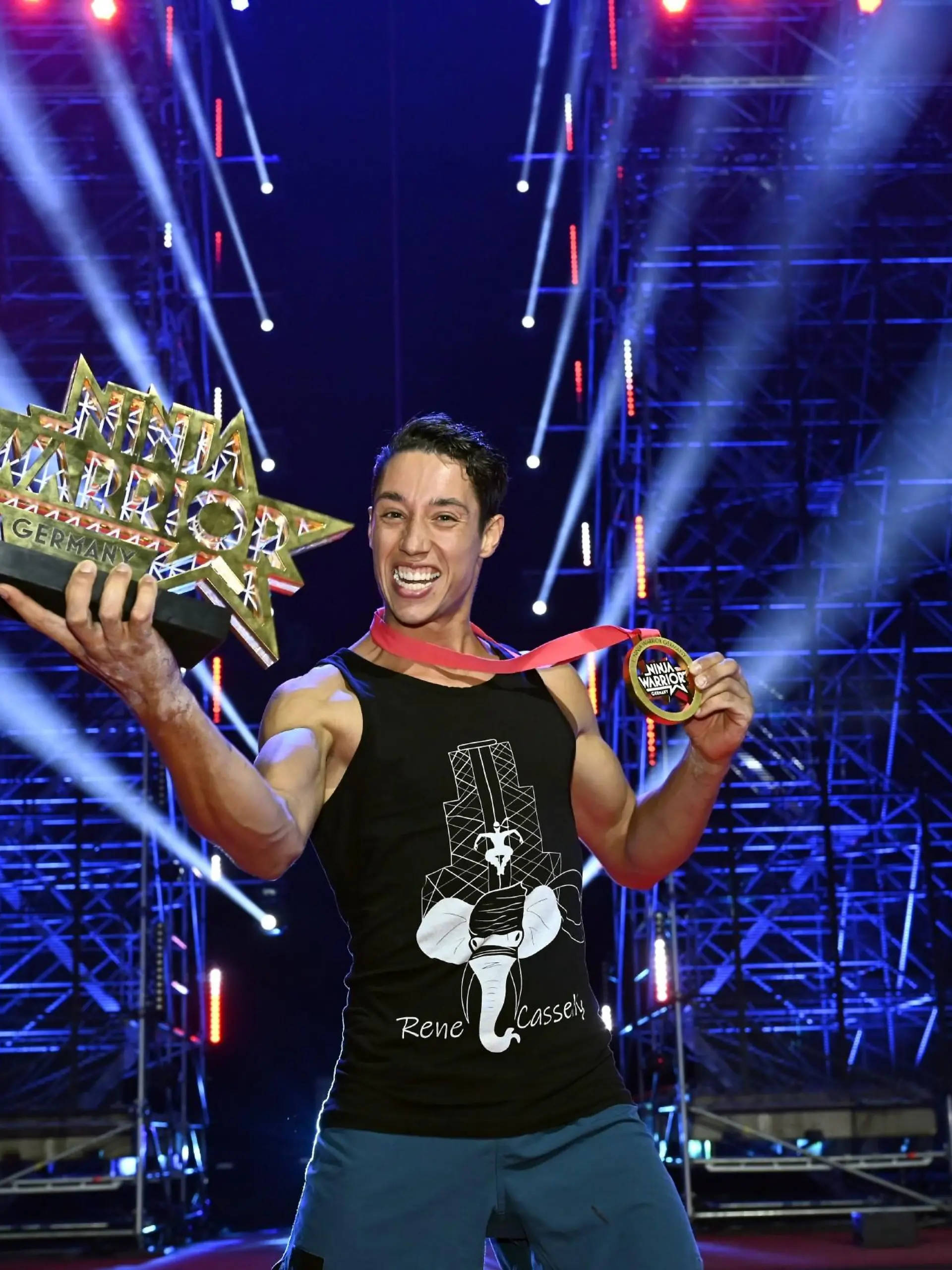 René Casselly hat den Mount Midoriyama als schnellster bezwungen. Er holt sich damit den Titel "1. Ninja Warrior Germany" und zusätzlich 300.000 Euro. 

Die Verwendung des sendungsbezogenen Materials ist nur mit dem Hinweis und Verlinkung auf RTL+  gestattet.