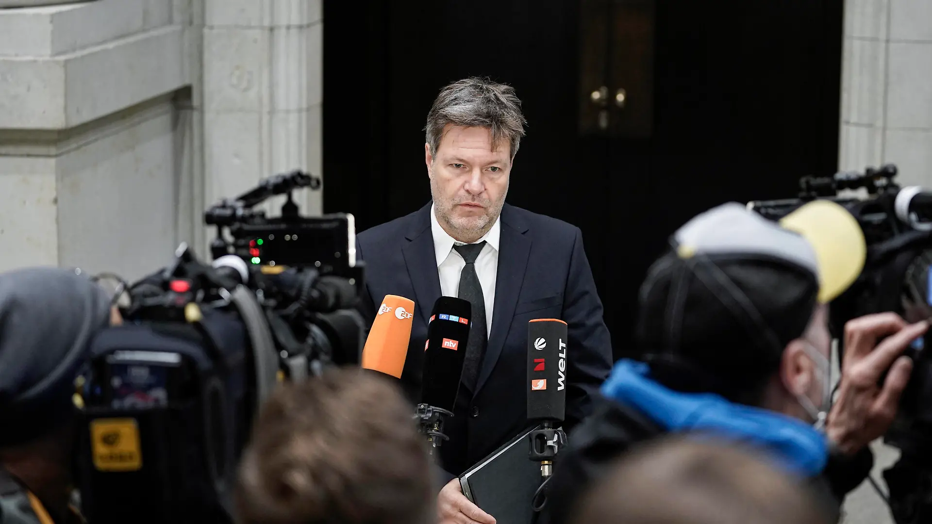 1014. Sitzung des Bundesrates Aktuell, 17.12.2021, Berlin, Wirtschafts- und Klimaminister Robert Habeck Grueneim Portrait beim Fernsehinterview im Rahmen der 1014.Sitzung im Bundesrat in Berlin Berlin Berlin Deutschland *** 1014 meeting of the Bundesrat Current, 17 12 2021, Berlin, economy and climate minister Robert Habeck Gruene in the portrait at the television interview during the 1014 meeting in the Bundesrat in Berlin Berlin Germany