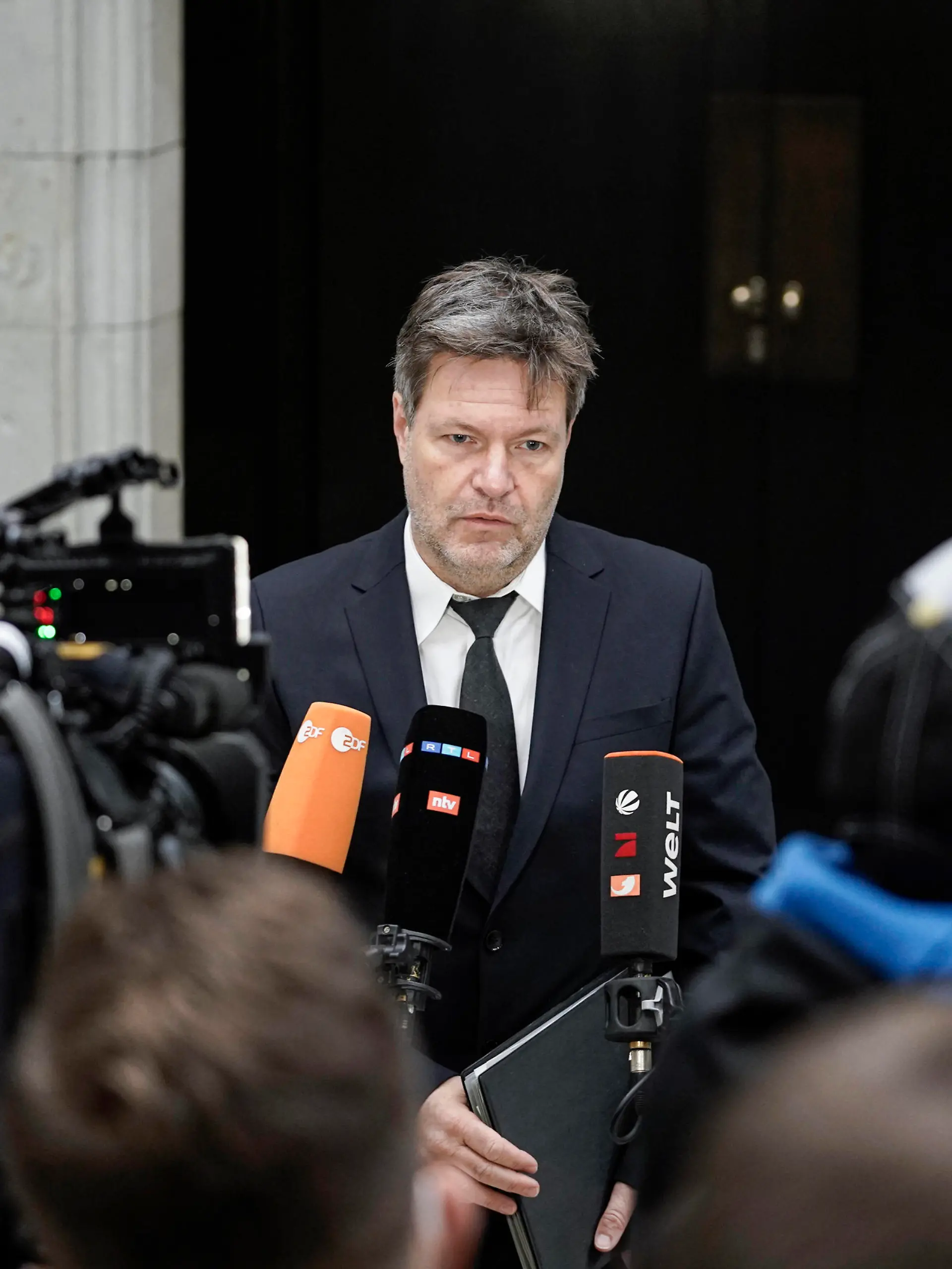  1014. Sitzung des Bundesrates Aktuell, 17.12.2021, Berlin, Wirtschafts- und Klimaminister Robert Habeck Grueneim Portrait beim Fernsehinterview im Rahmen der 1014.Sitzung im Bundesrat in Berlin Berlin Berlin Deutschland *** 1014 meeting of the Bundesrat Current, 17 12 2021, Berlin, economy and climate minister Robert Habeck Gruene in the portrait at the television interview during the 1014 meeting in the Bundesrat in Berlin Berlin Germany