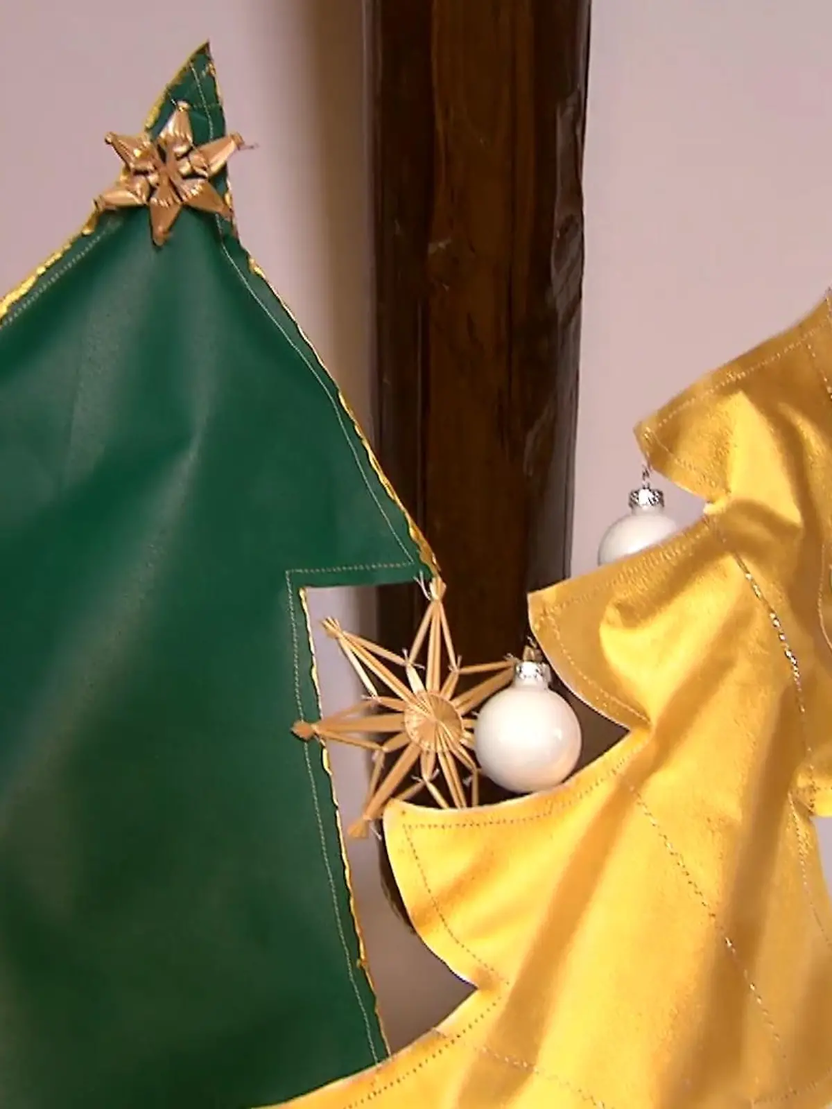 Garantiert nadelfrei ist diese Variante des Weihnachtsbaums. UND auch noch nachhaltig, denn es muss keine Tanne gefällt werden, damit es im Wohnzimmer die Weihnachtsstimmung einkehrt. Mehr zum extravaganten Tannenbaum aus Stoff gibt’s im Video.